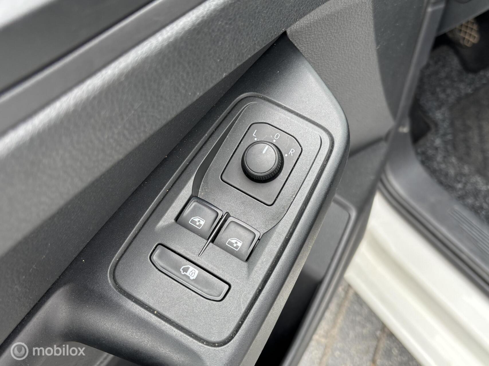 Foto van Volkswagen Caddy Modified Partition Wall