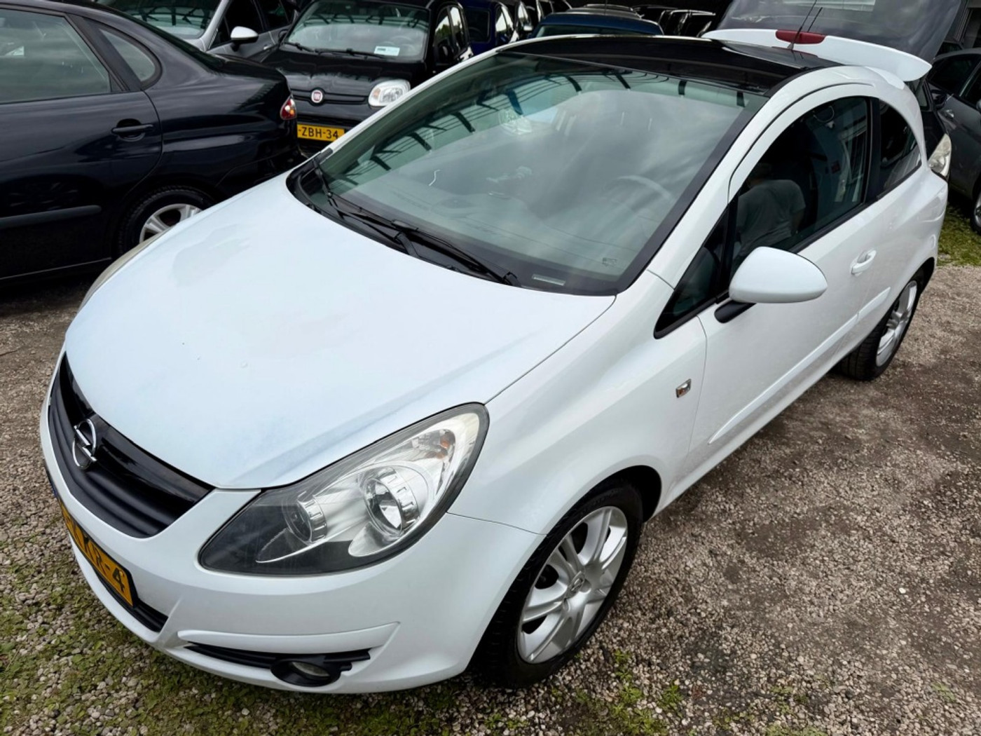 Opel Corsa 1.4-16V Business 2010 - voorkant