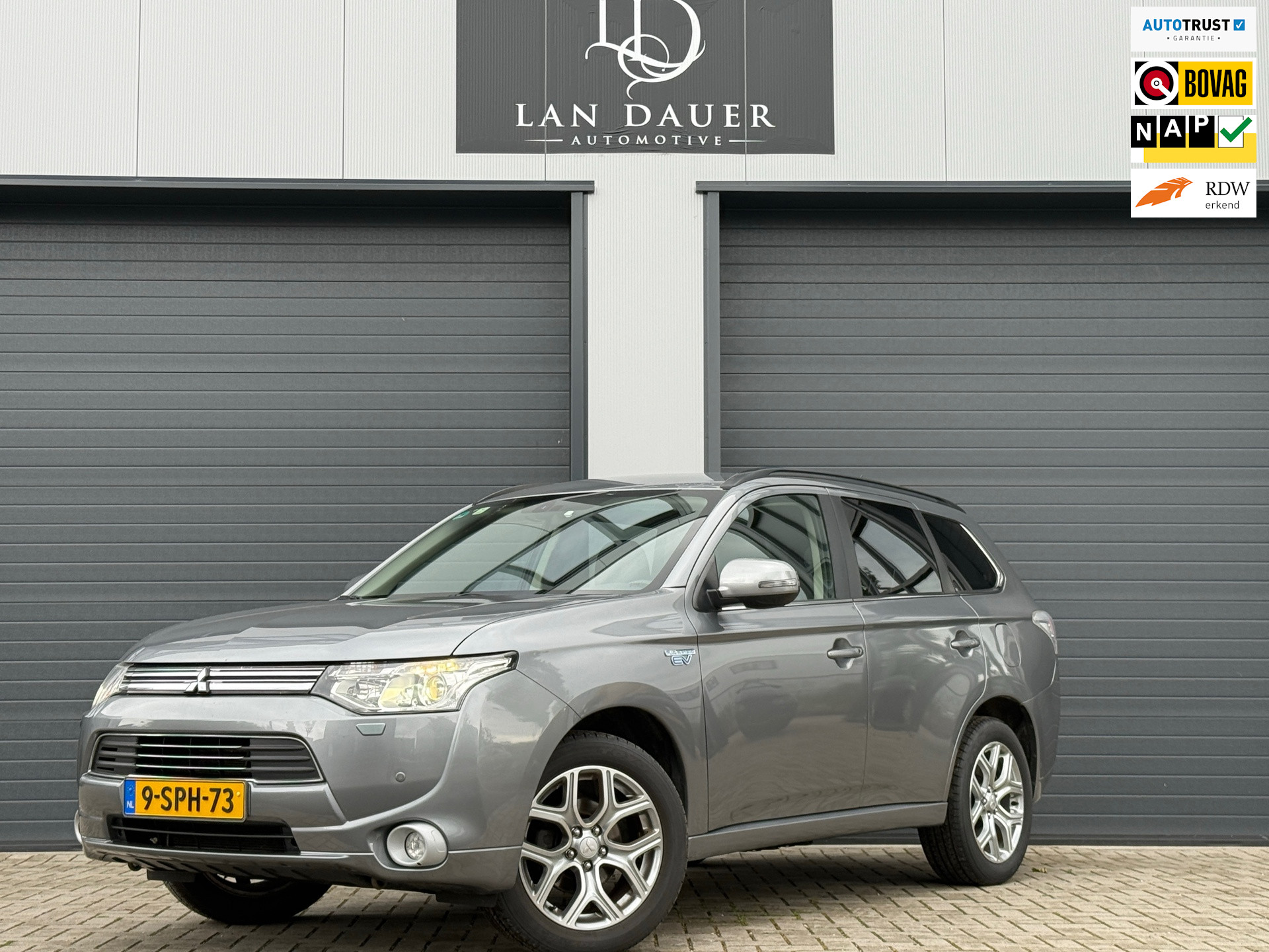 Mitsubishi Mitsubishi Outlander 2.0 PHEV Intense +1E EIG NAP / TREKHAAK 2013 - voorkant