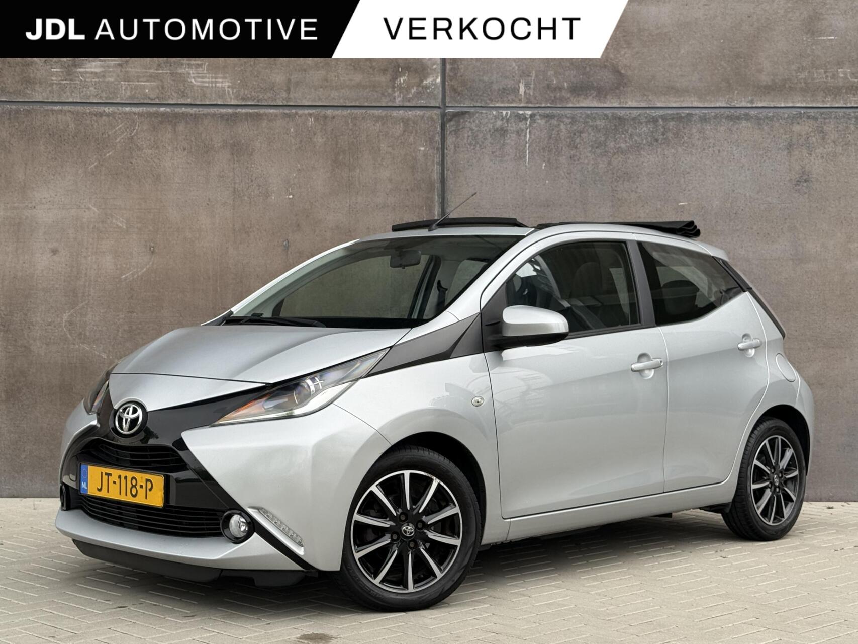 Toyota Toyota Aygo 1.0 VVT-i x-wave | Cabrio dak | Camera | Cruise control | Lichtmetaal | Airco | Dealer onderhouden 2016 - voorkant