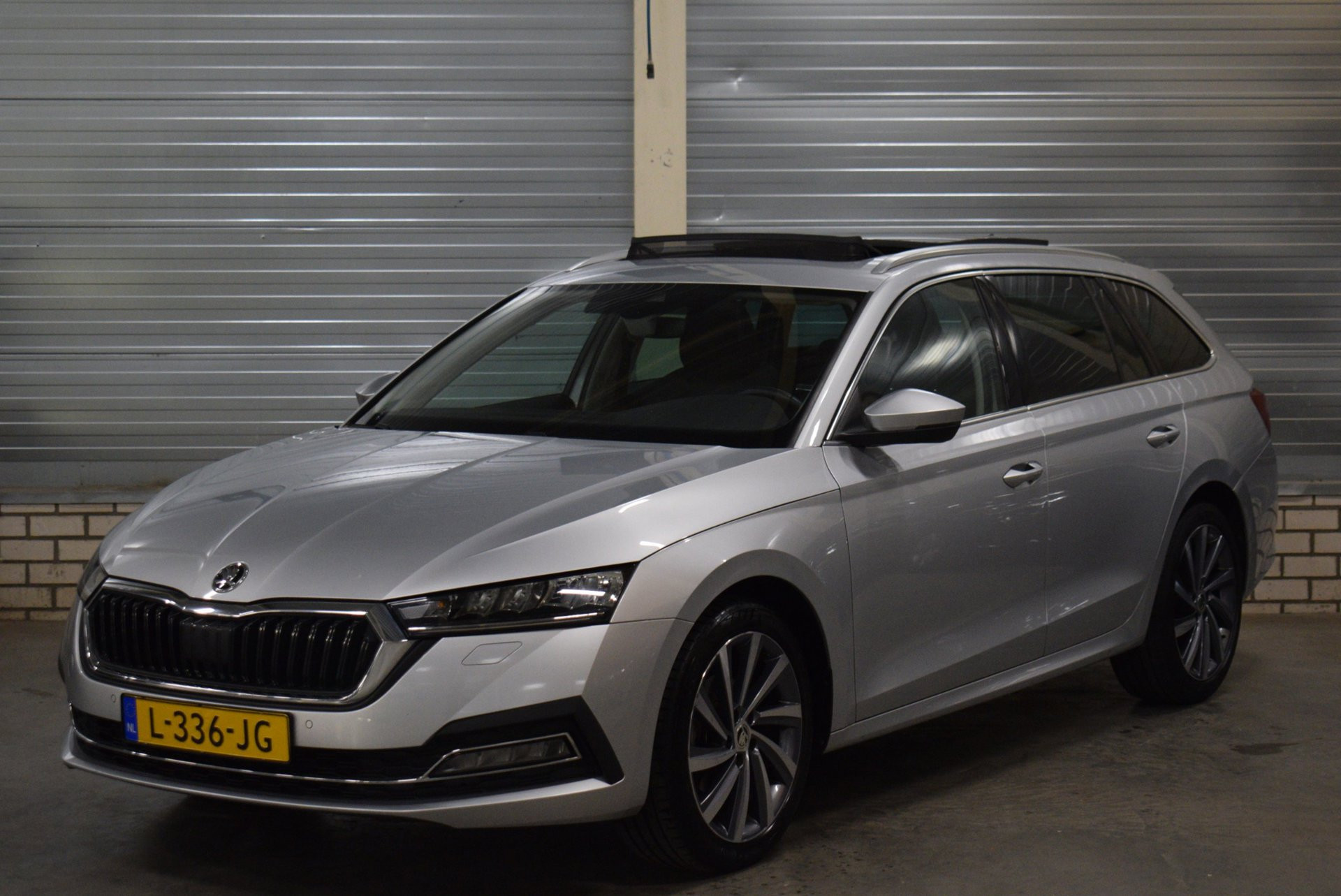 Skoda Octavia 1.0 e-TSI Business Edition Plus + Panoramadak|Android Auto/Carplay|Stoelverwarming|Adaptive Cruise Control| 2021 - voorkant