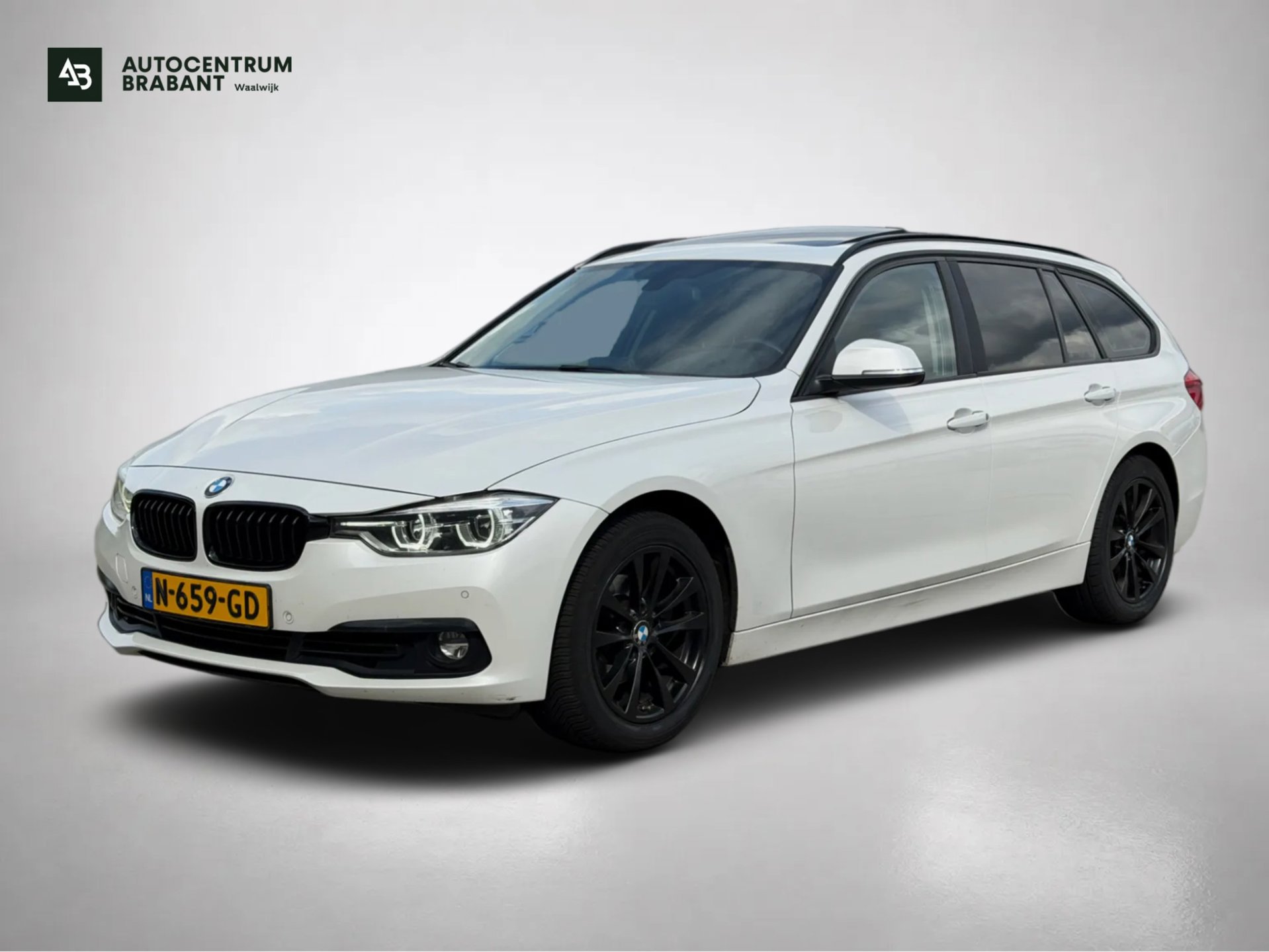 BMW 318i 318i Edition Sport High Executive(Goed OndH, Panoramadak, Trekhaak, StoelV, Navi, Climate Con, Cruise Con,Etc) 2018 - voorkant