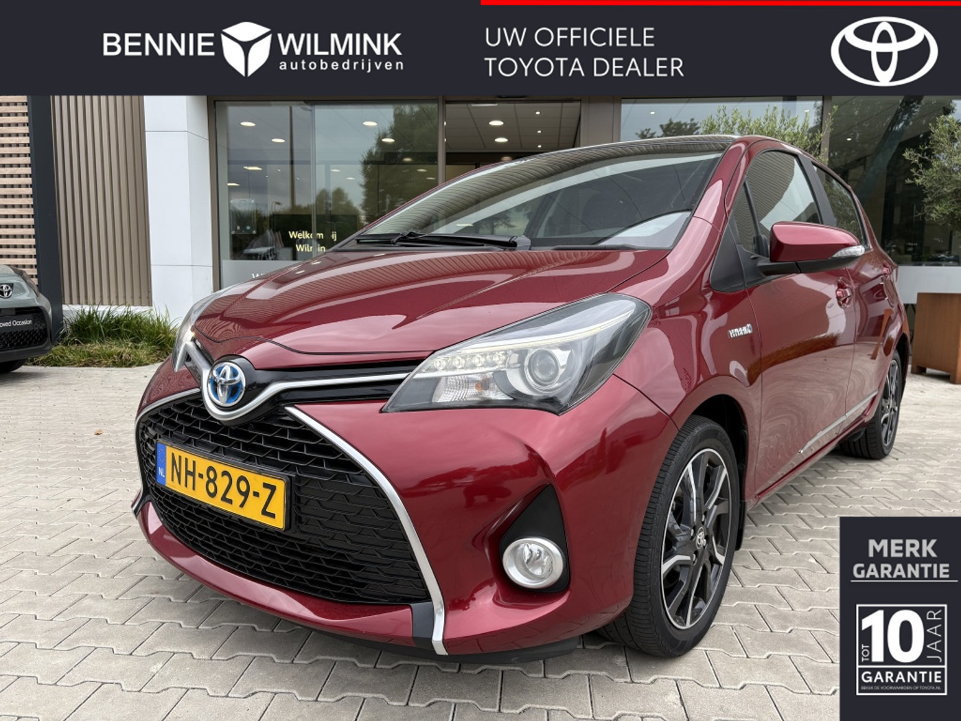 Toyota Toyota Yaris Hybrid 1.5 Hybrid Volcano Edition | Panoramadak 2017 - voorkant