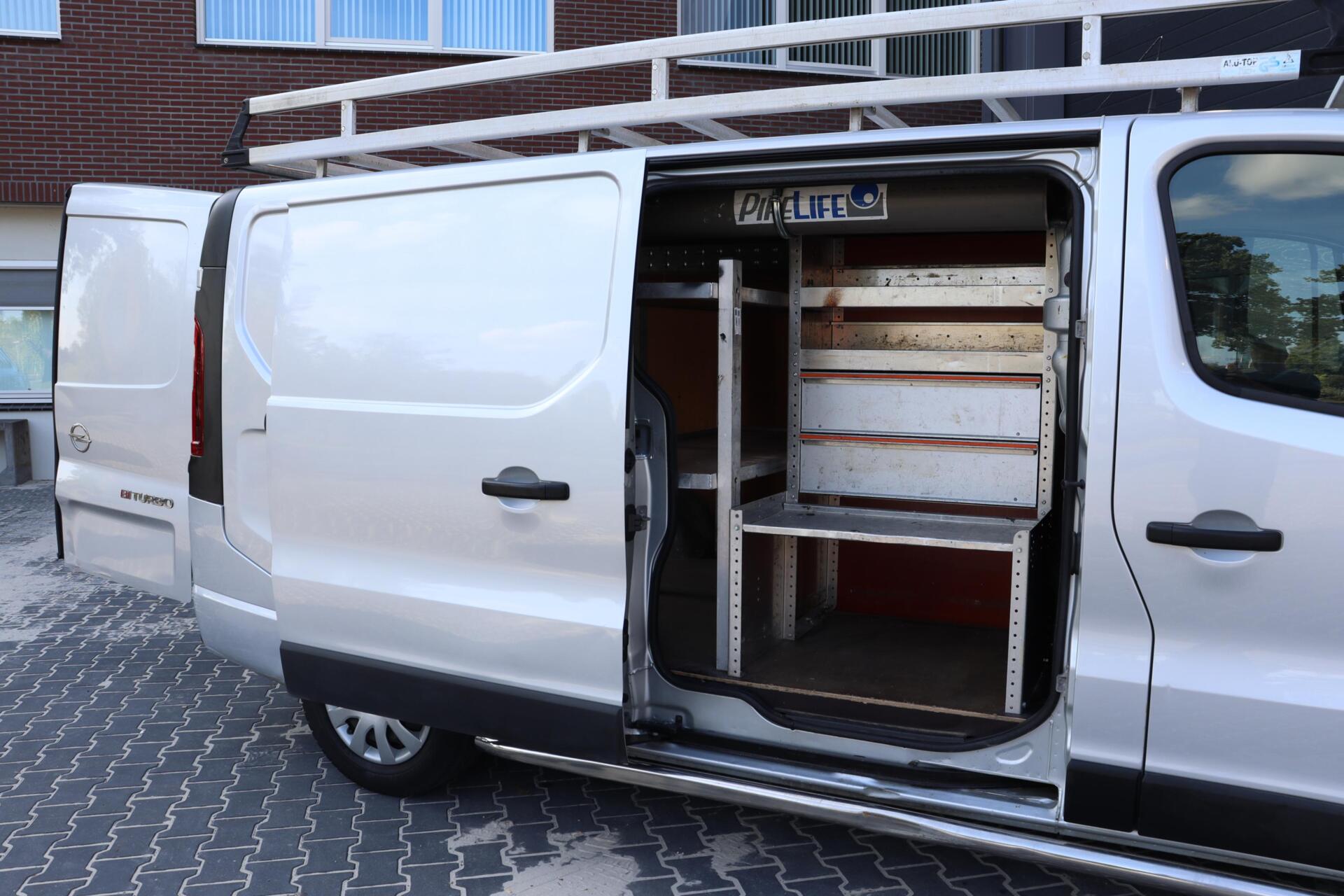 Foto van Opel Vivaro-b