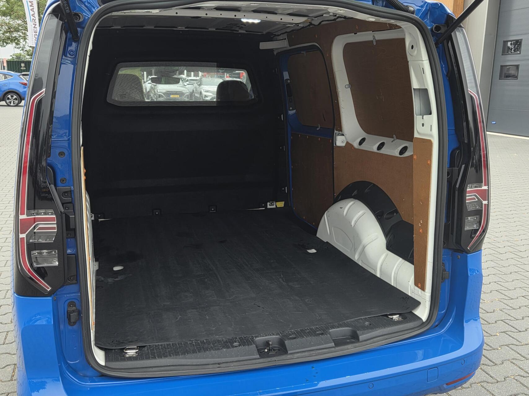 Foto van Volkswagen Caddy Modified Partition Wall