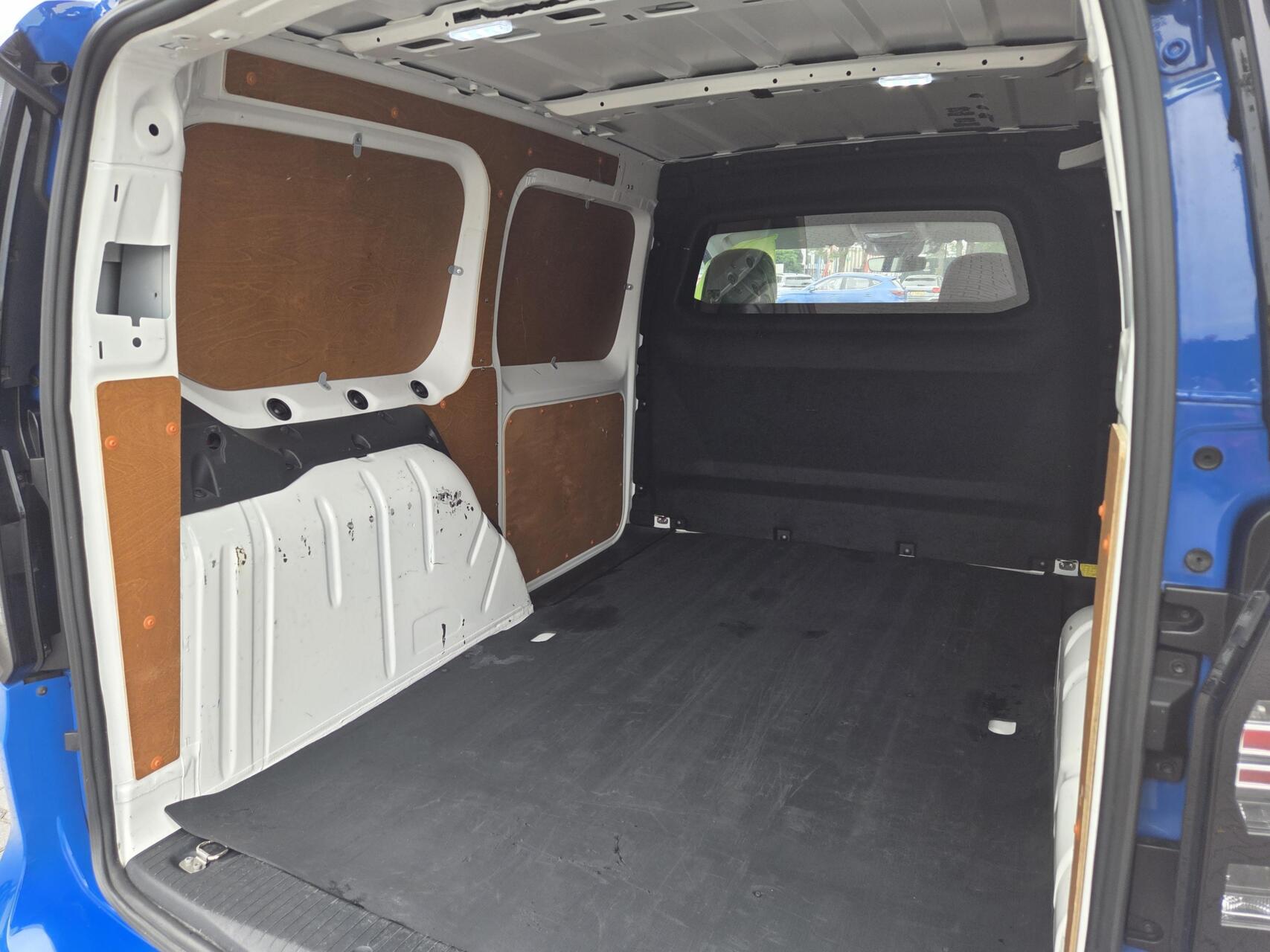 Foto van Volkswagen Caddy Modified Partition Wall