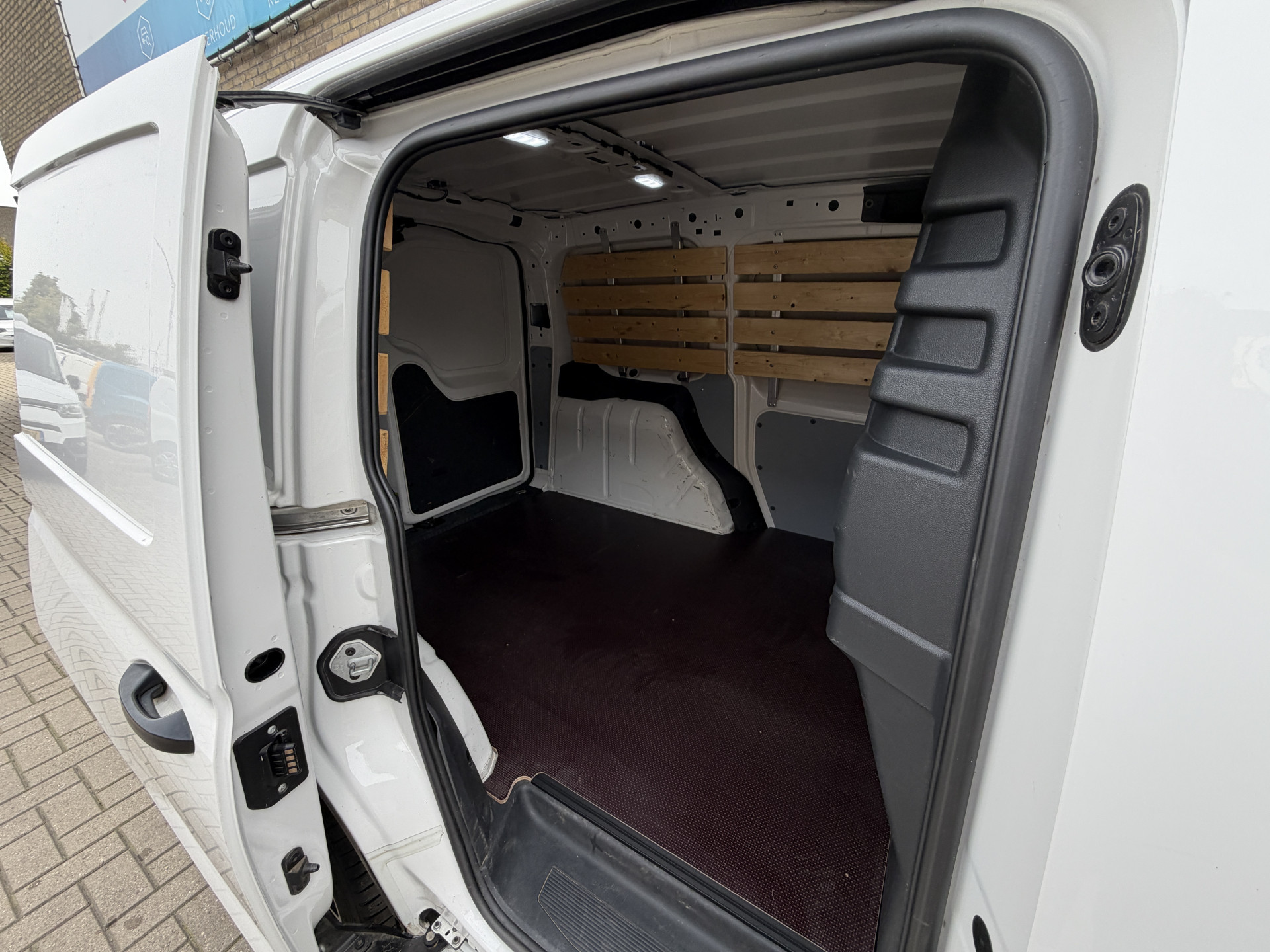 Foto van Volkswagen Caddy Modified Partition Wall