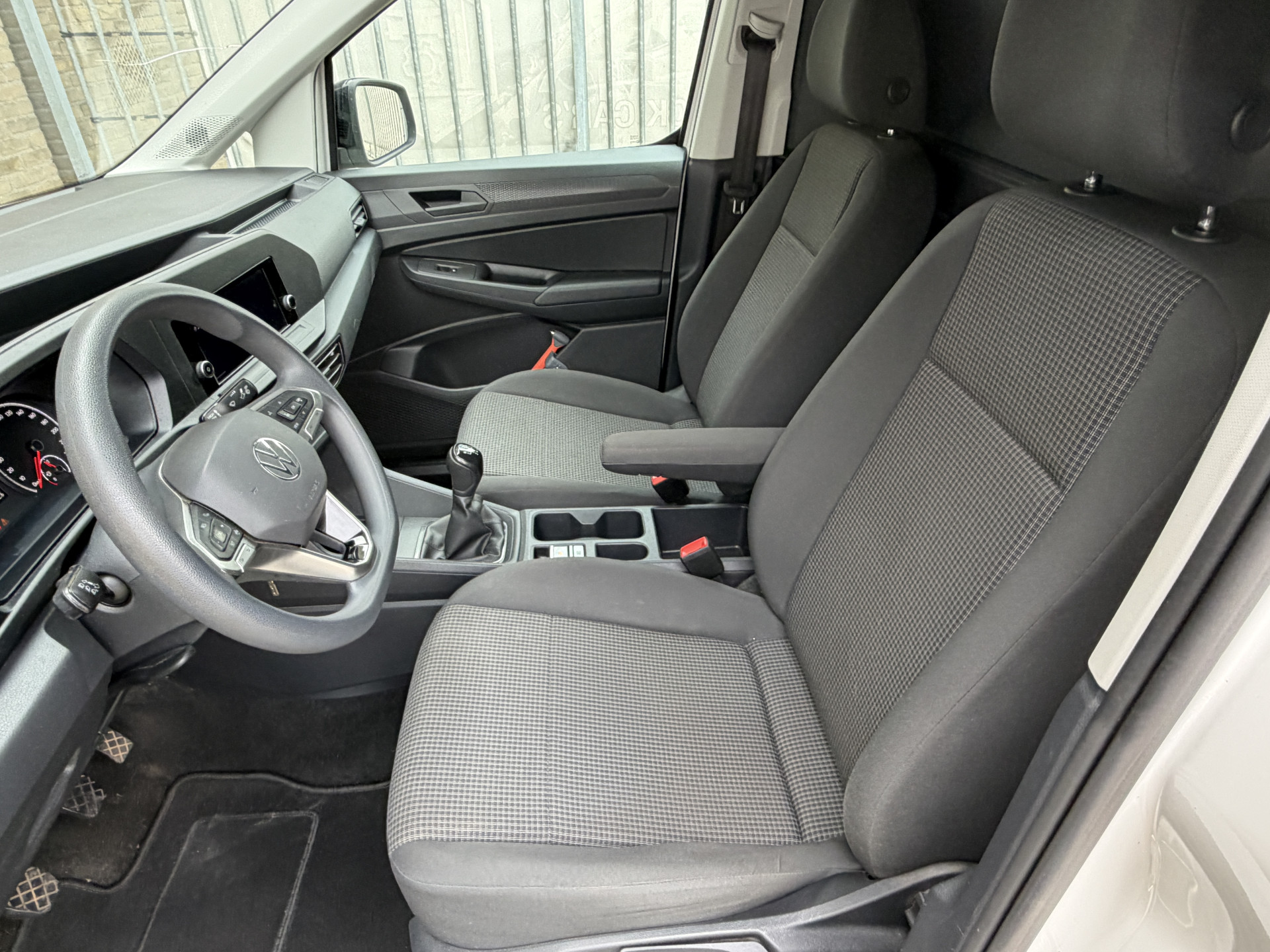 Foto van Volkswagen Caddy Modified Partition Wall