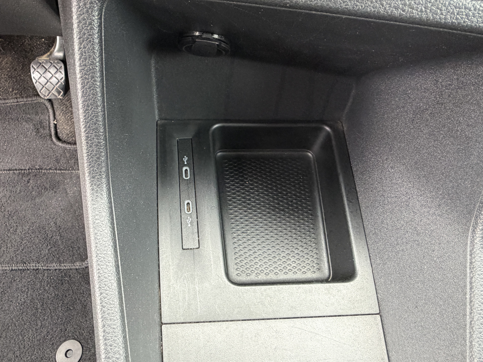 Foto van Volkswagen Caddy Modified Partition Wall