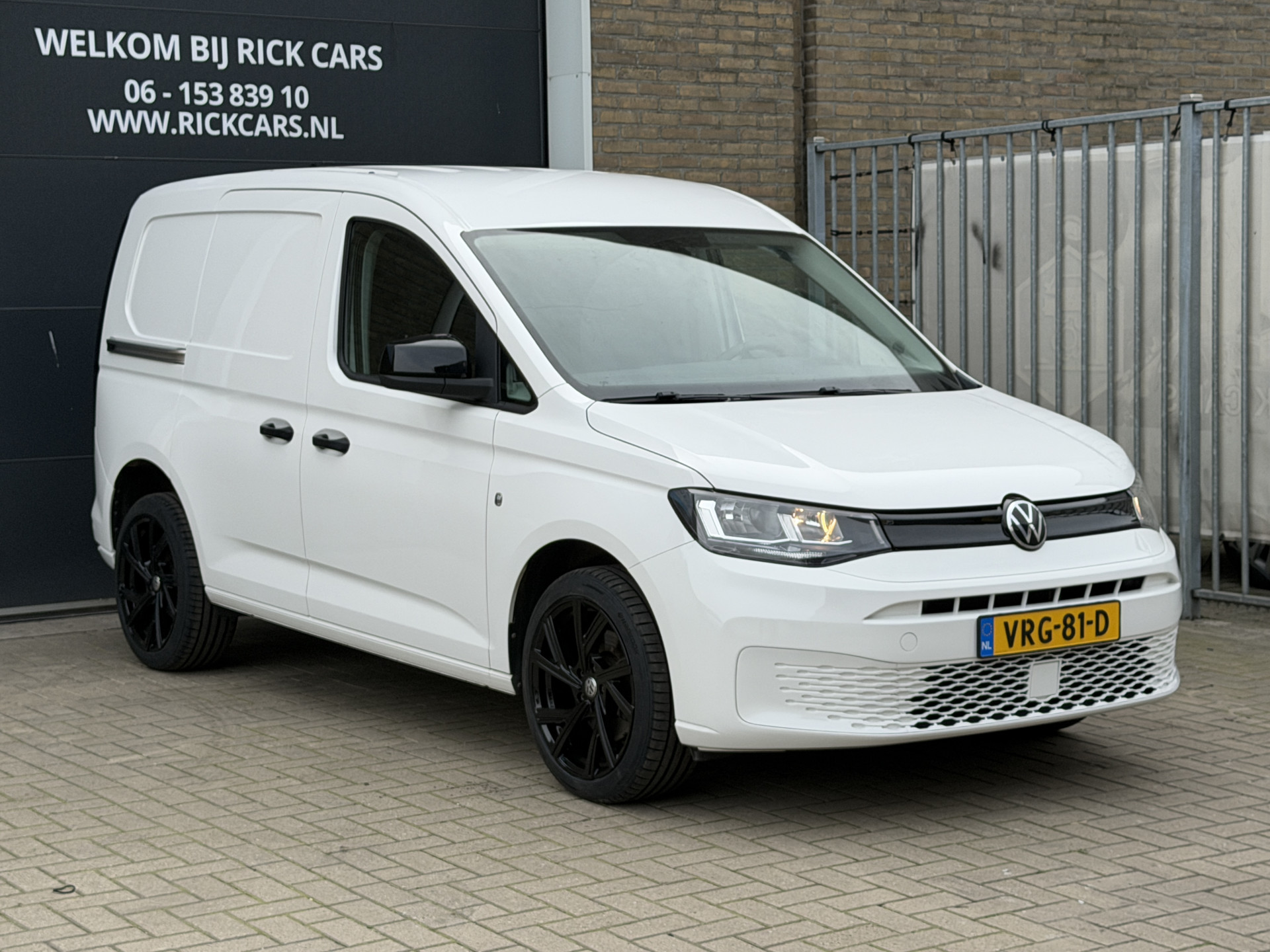 Foto van Volkswagen Caddy Modified Partition Wall