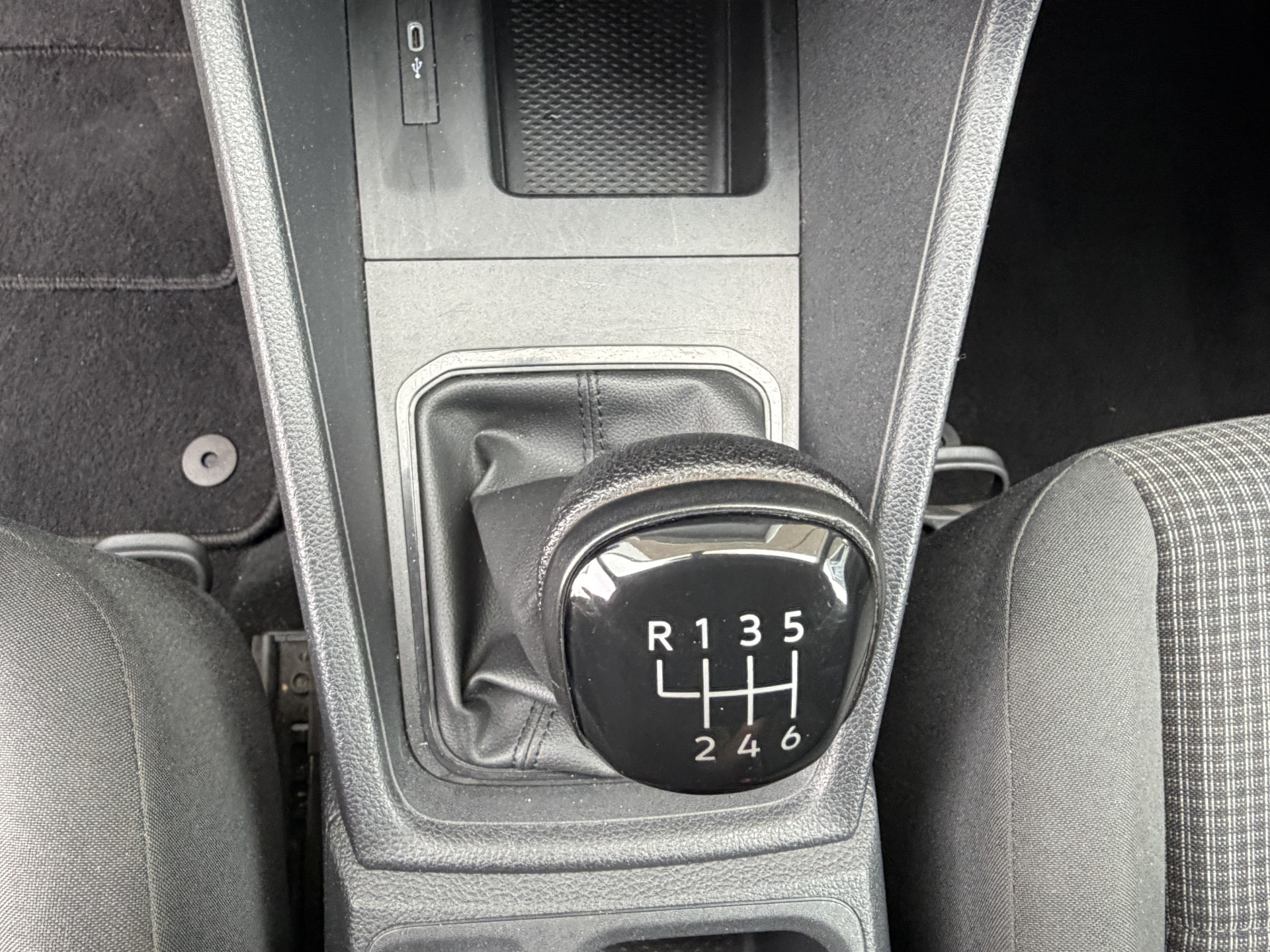 Foto van Volkswagen Caddy Modified Partition Wall