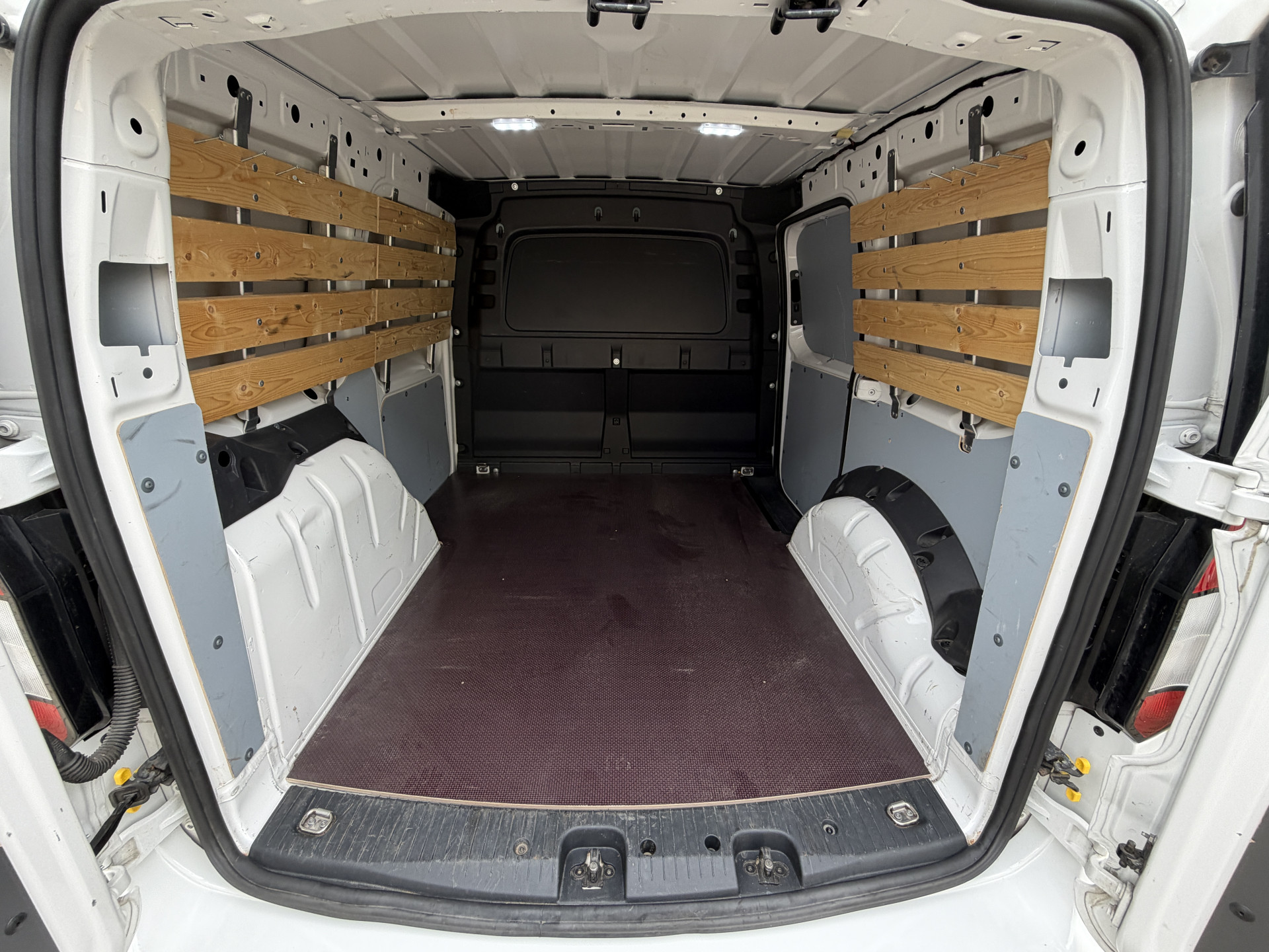 Foto van Volkswagen Caddy Modified Partition Wall