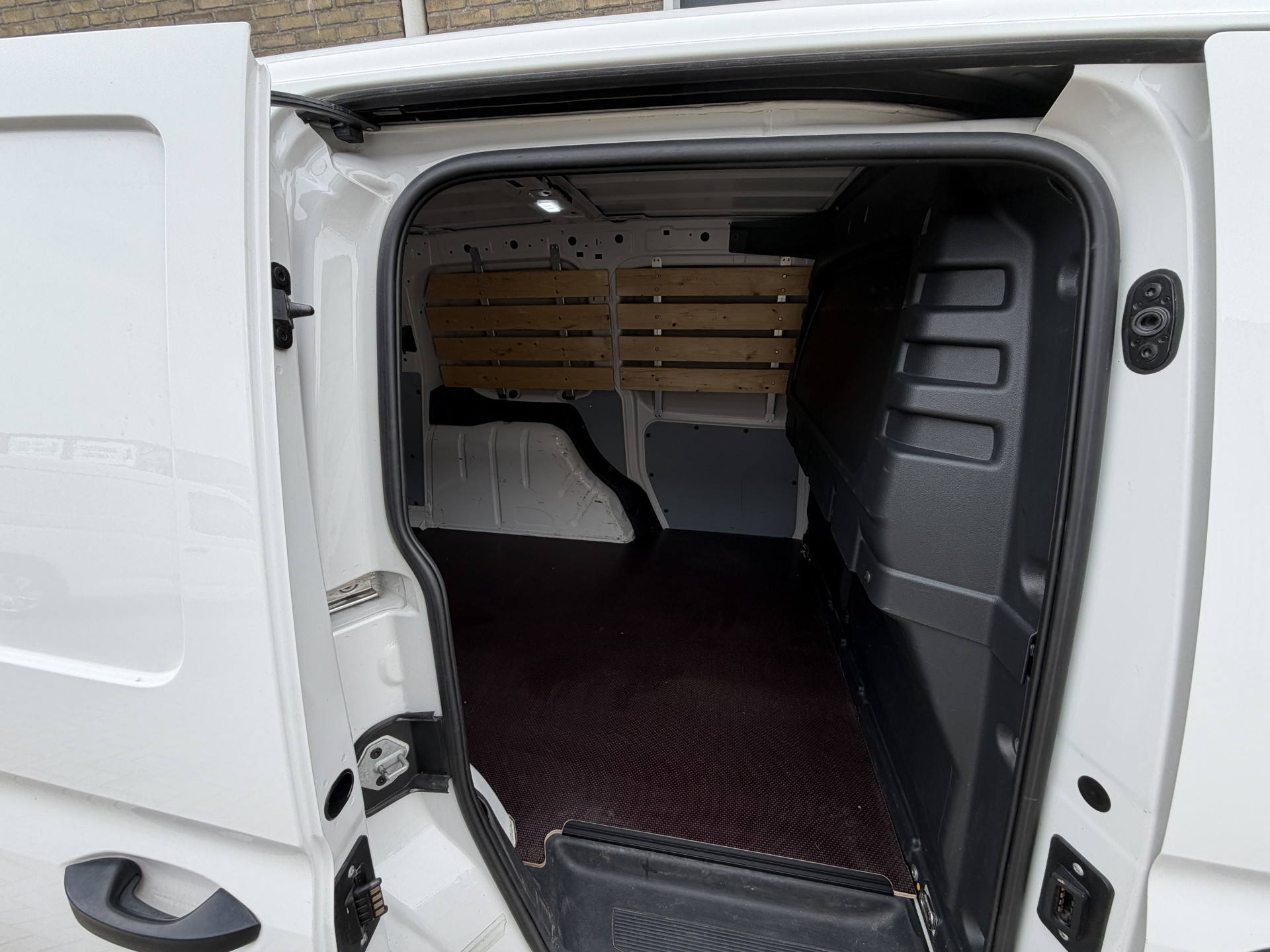 Foto van Volkswagen Caddy Modified Partition Wall