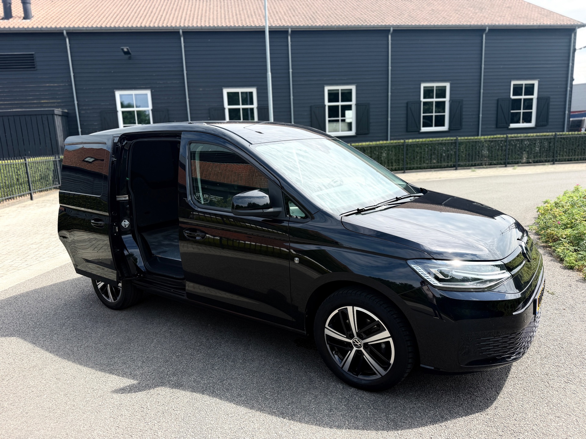 Foto van Volkswagen Caddy Modified Partition Wall