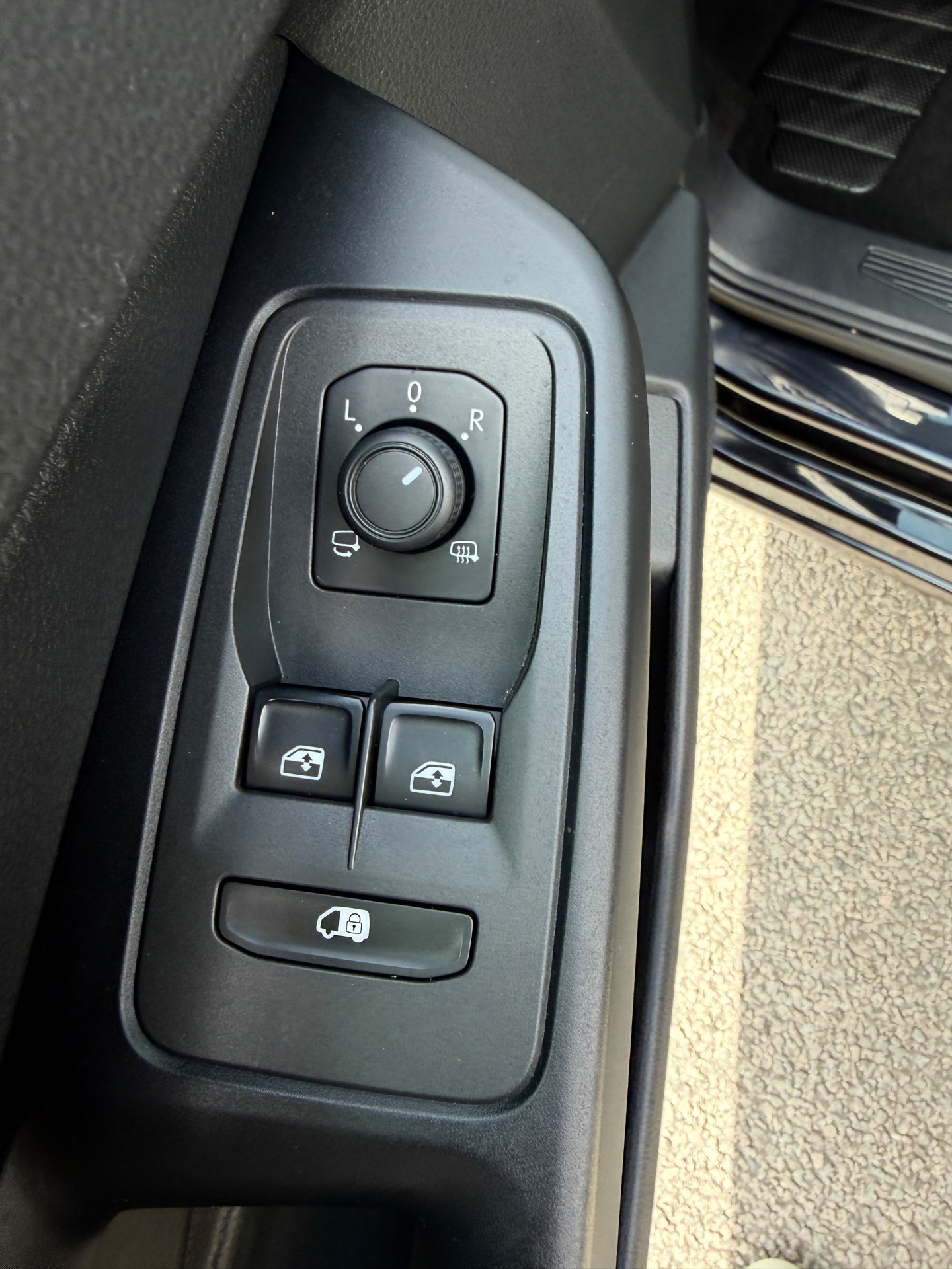 Foto van Volkswagen Caddy Modified Partition Wall