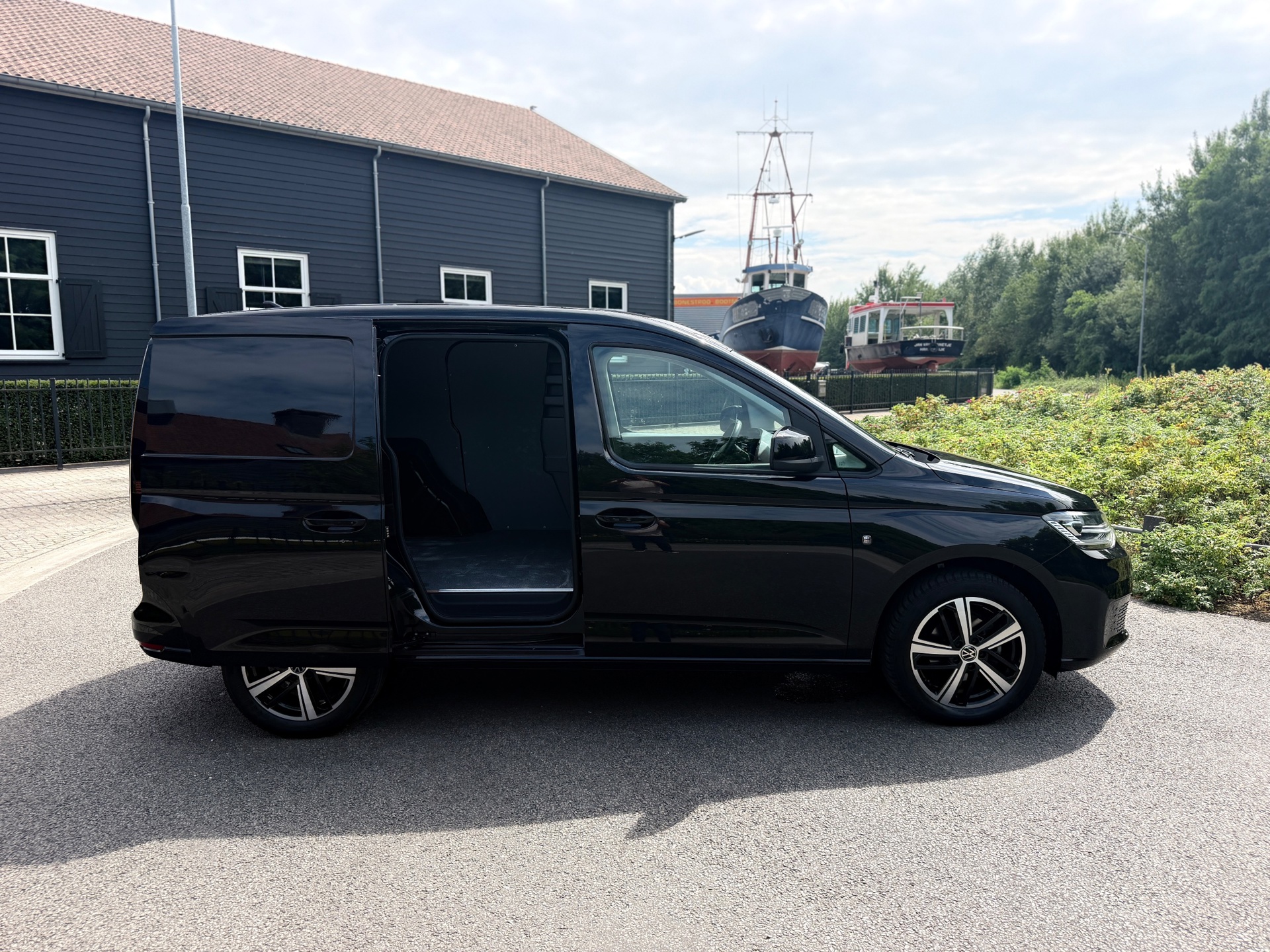 Foto van Volkswagen Caddy Modified Partition Wall
