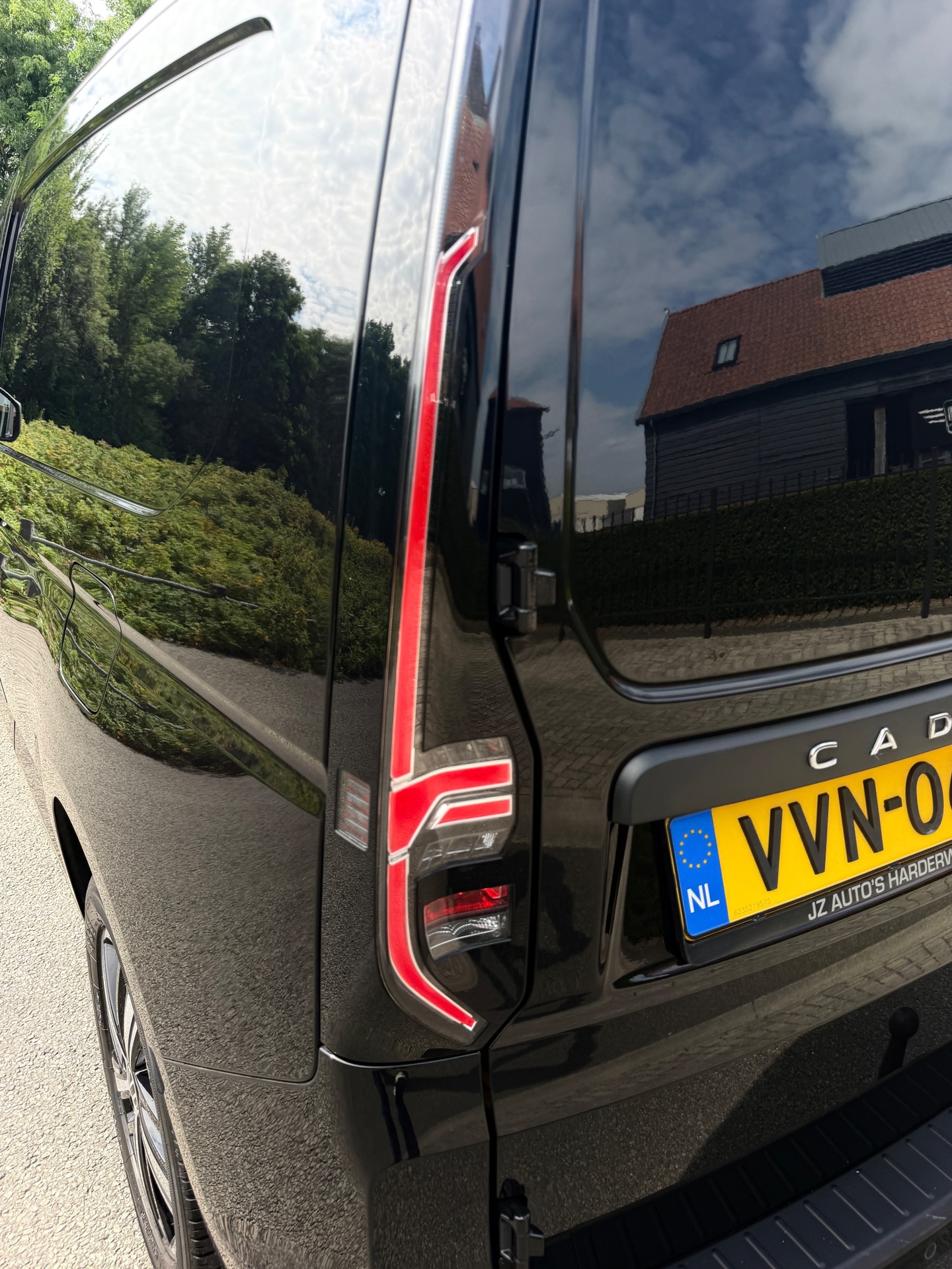 Foto van Volkswagen Caddy Modified Partition Wall