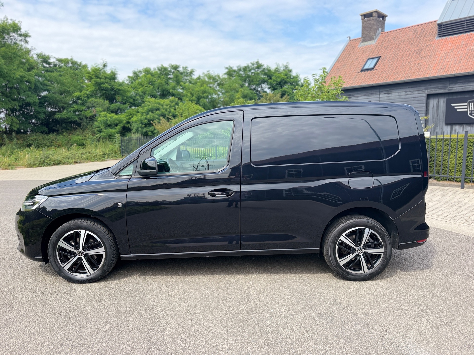 Foto van Volkswagen Caddy Modified Partition Wall