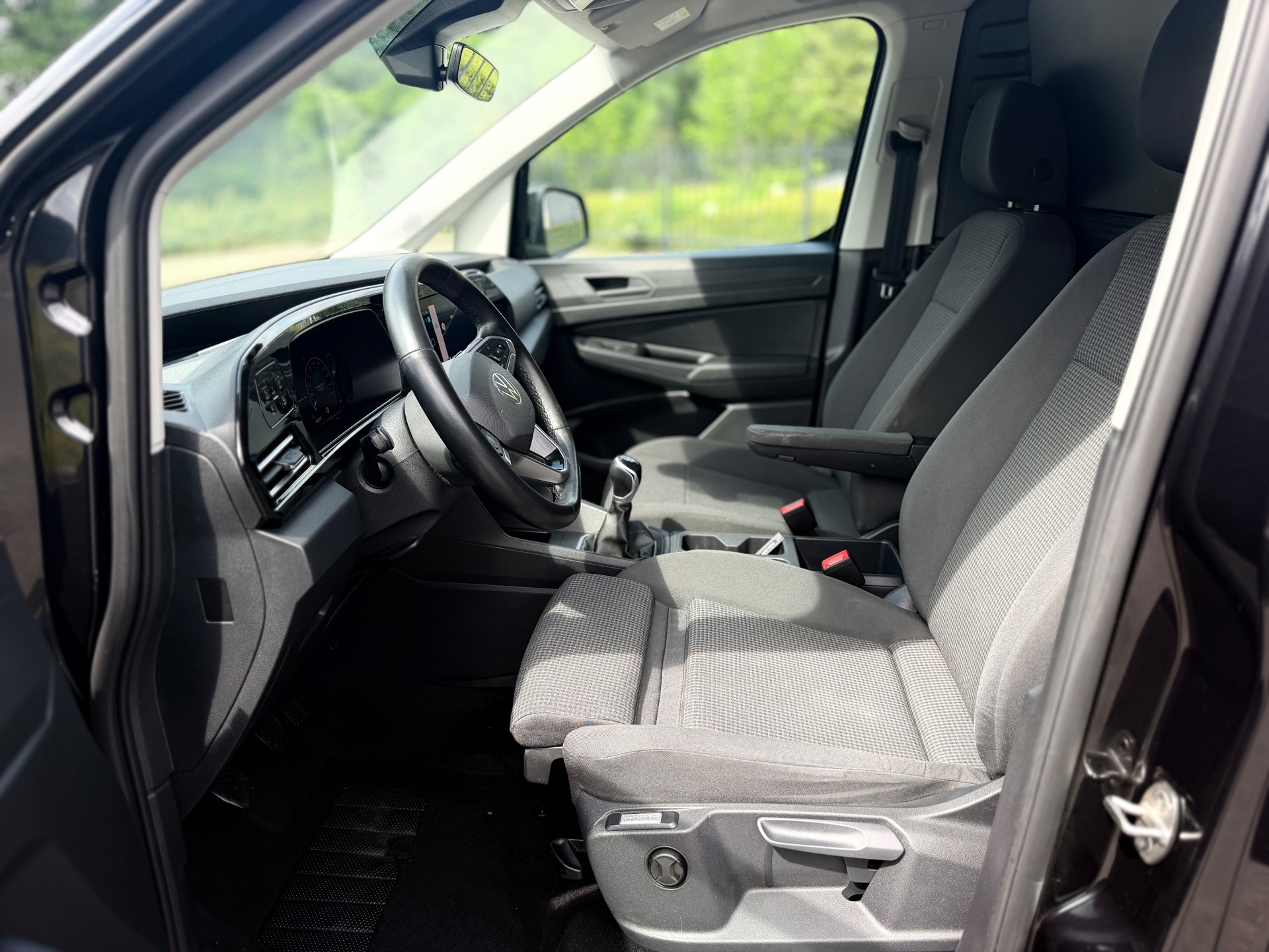 Foto van Volkswagen Caddy Modified Partition Wall