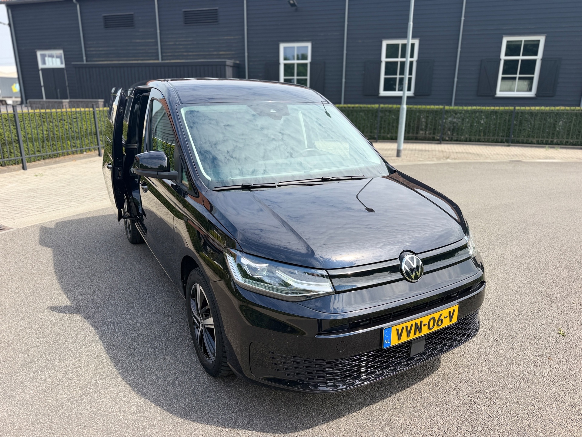 Foto van Volkswagen Caddy Modified Partition Wall