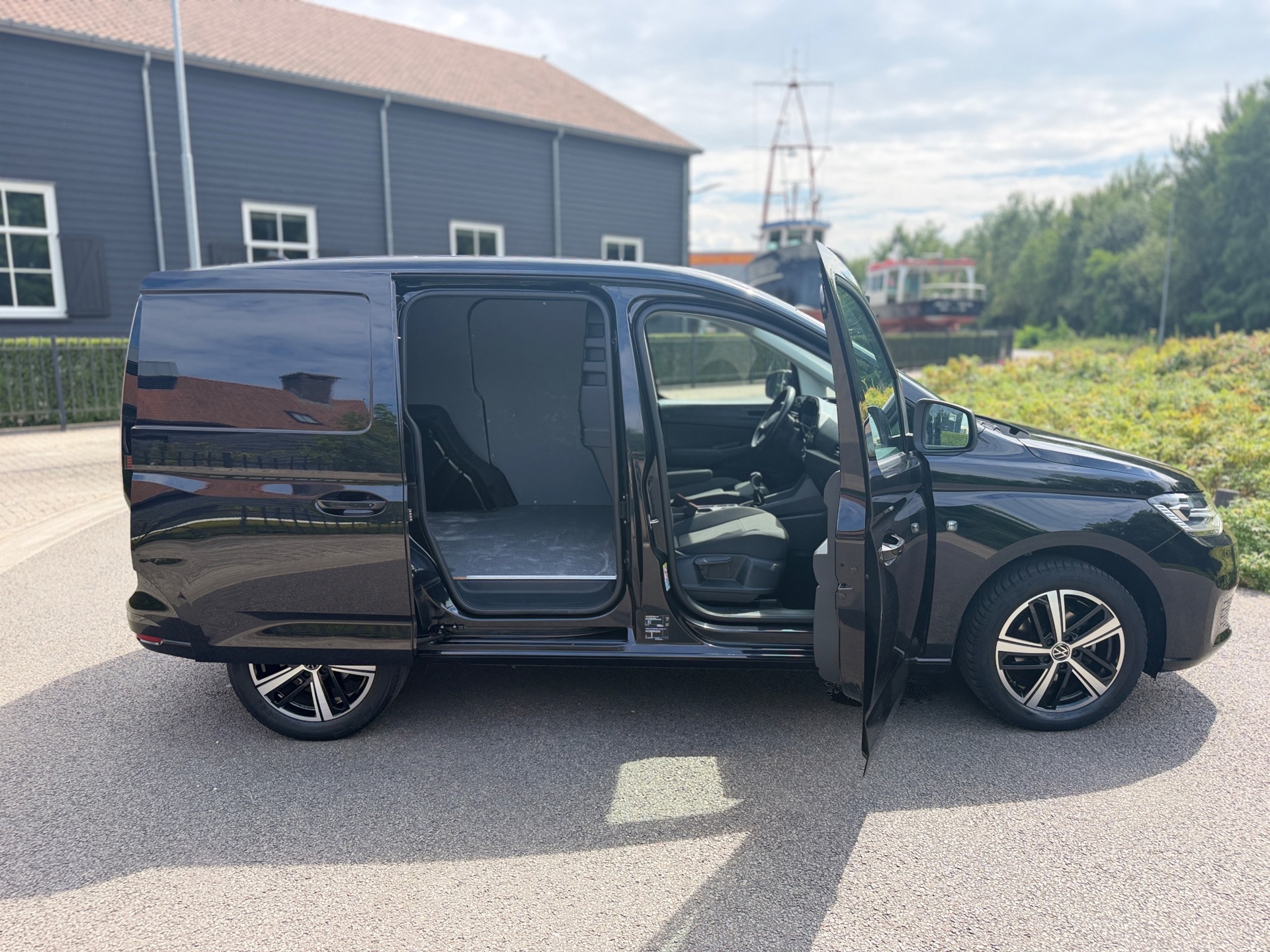 Foto van Volkswagen Caddy Modified Partition Wall