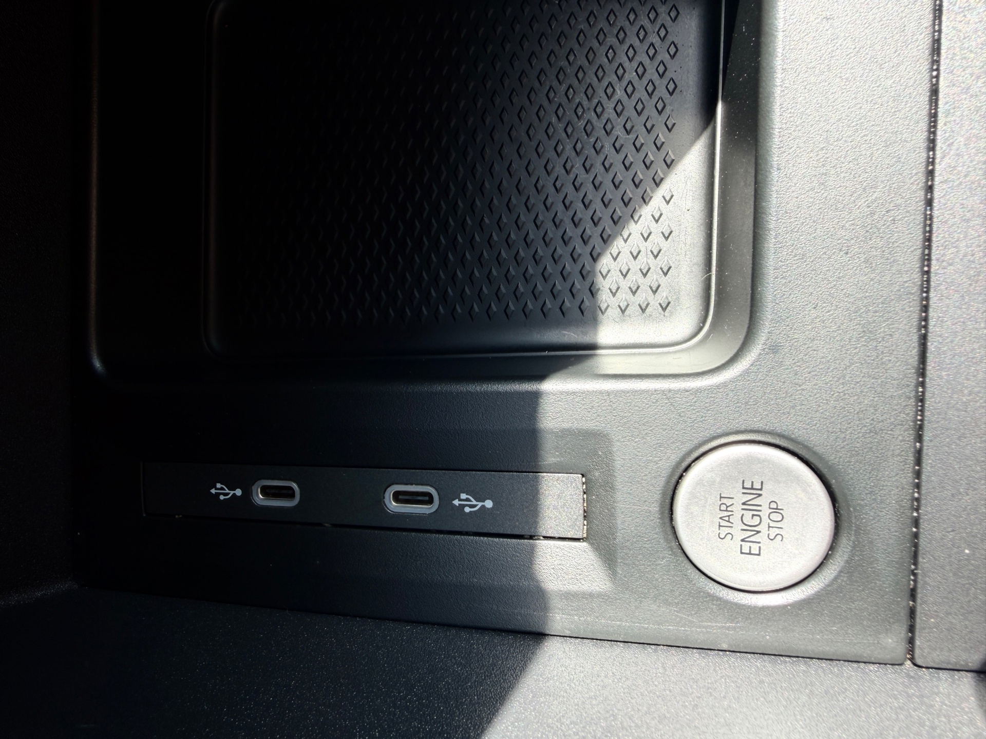 Foto van Volkswagen Caddy Modified Partition Wall