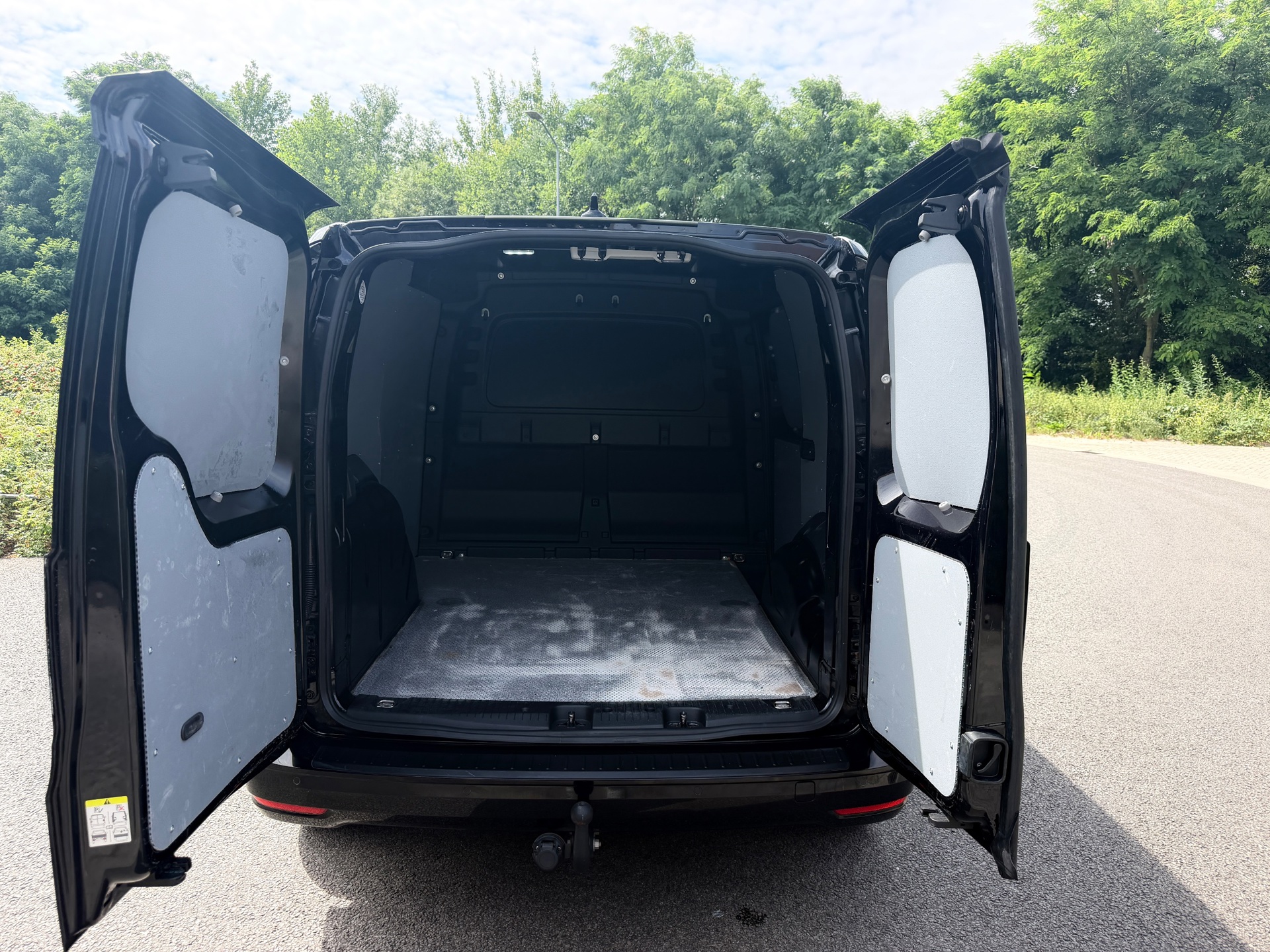 Foto van Volkswagen Caddy Modified Partition Wall