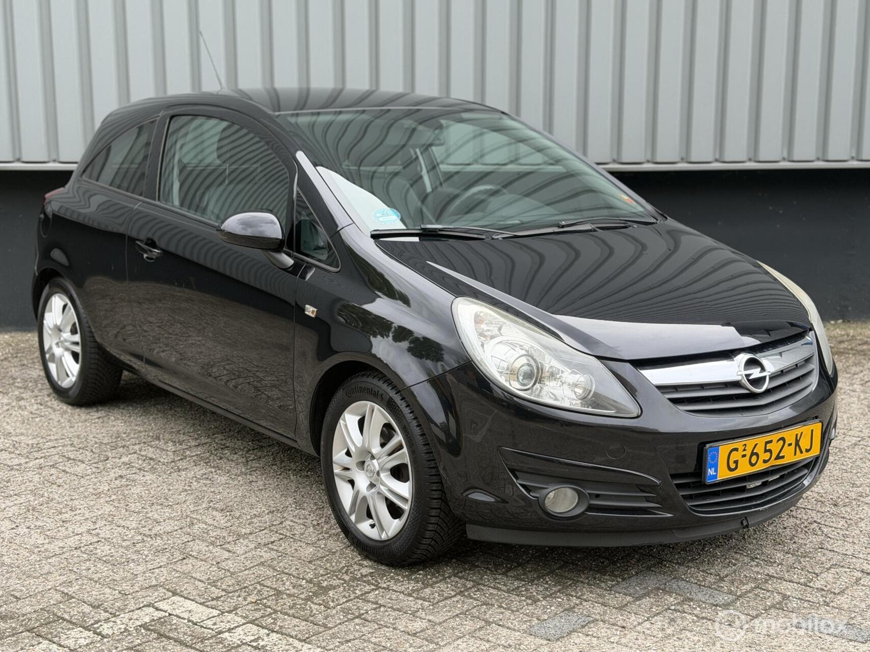 Opel Corsa 1.4-16V White Edition 2009 - voorkant