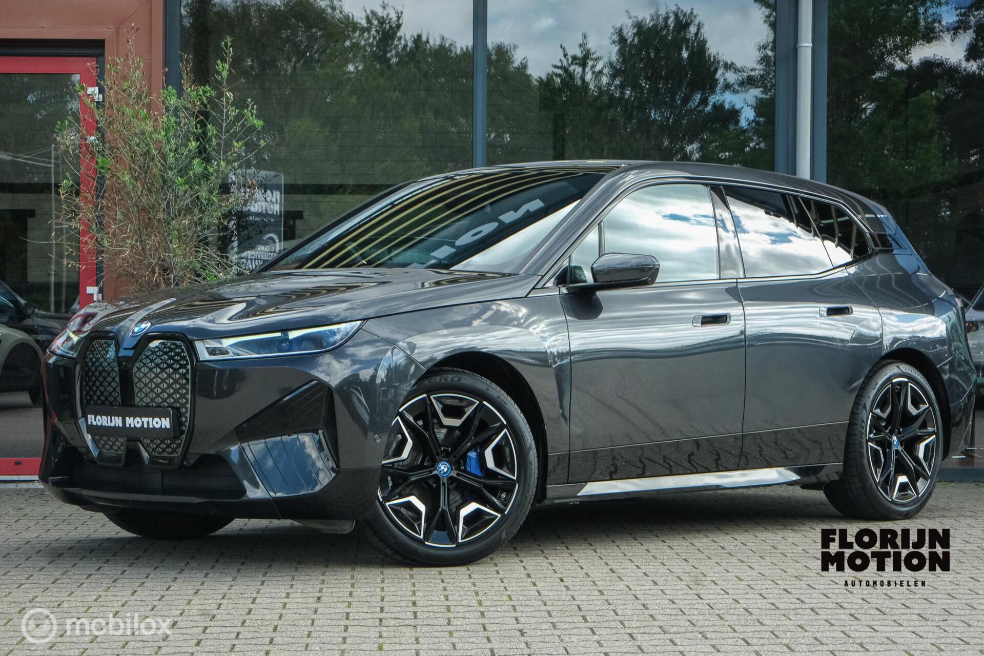 BMW Ix xDrive40 High Executive 77 kWh | 98% SOH | Sport Package | Pano Sky lounge | Harman Kardon | Laser | HUD | Stoelverwarming voor en achter | Trekhaak | 22 Inch | ACC 2022 - voorkant