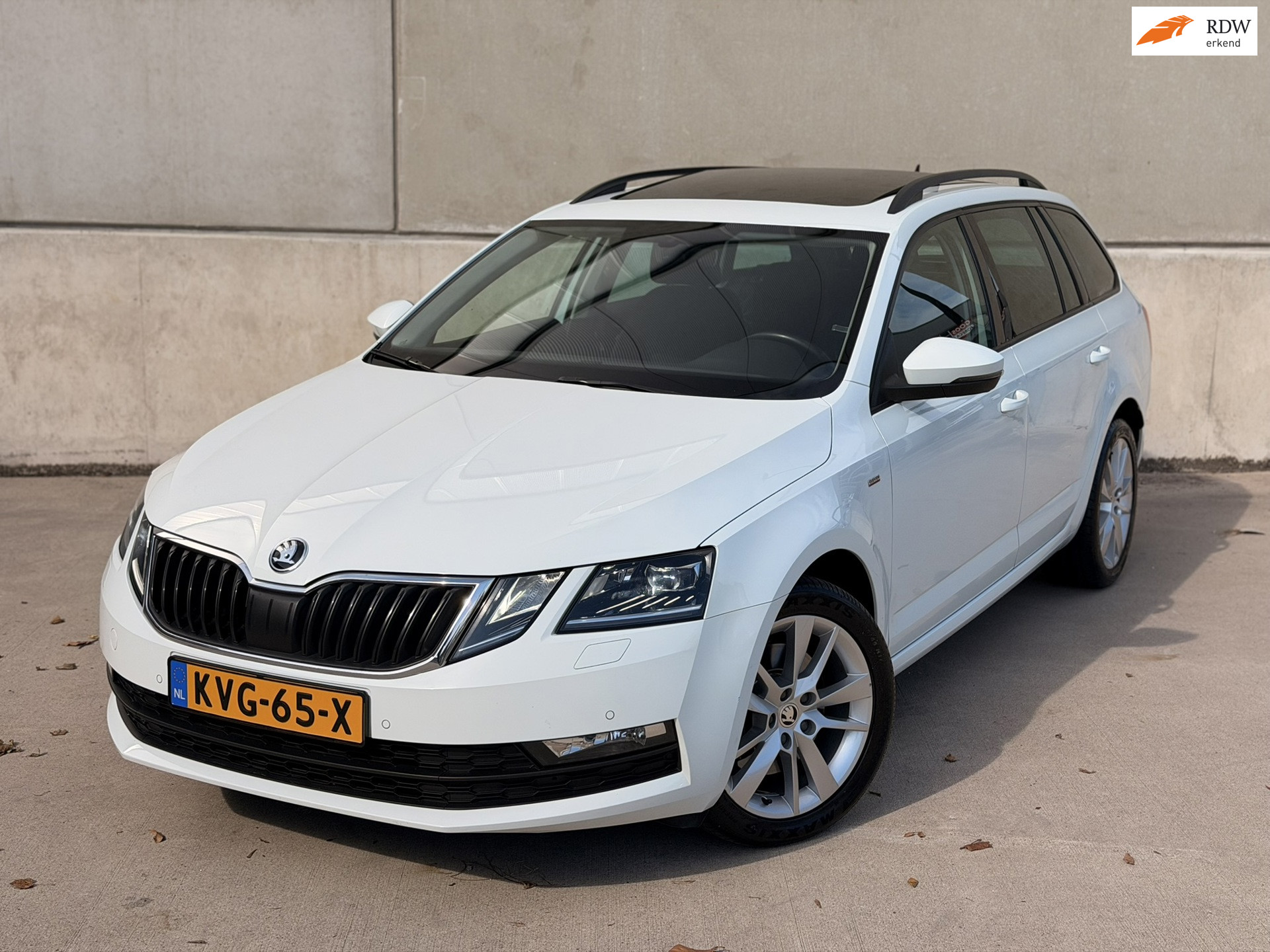 Skoda Octavia Combi 1.8 TSI 4x4 DSG Pano Trekhaak CarPlay Elektrische achterklep 2018 - voorkant