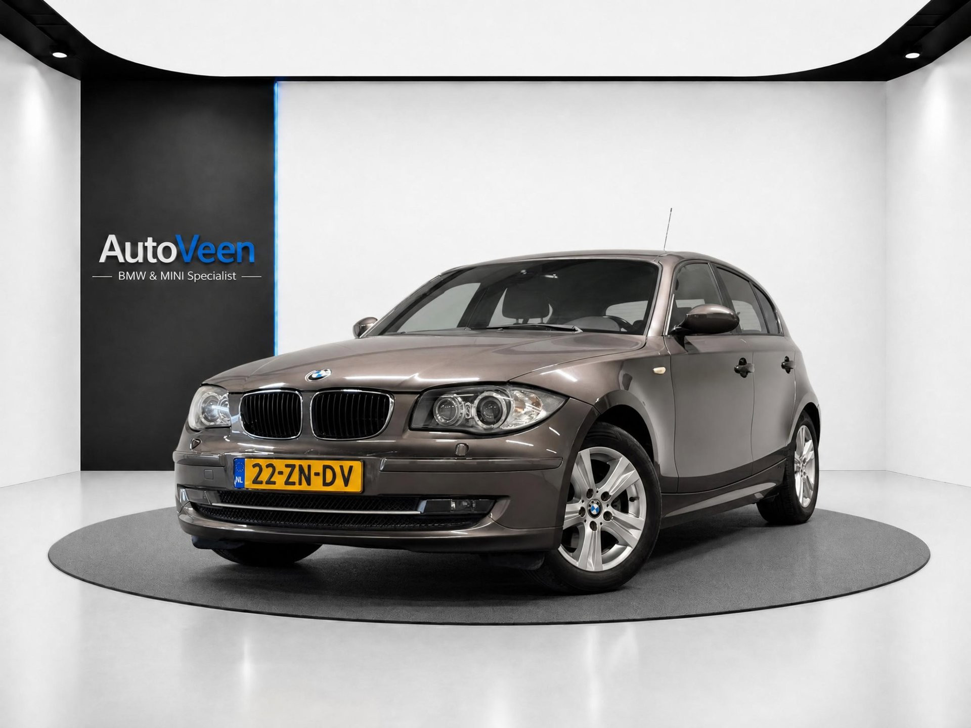 BMW 1er Reihe 120i High Executive (LEDER, CRUISE, TREKHAAK, STOELVERWARMING) 2008 - voorkant
