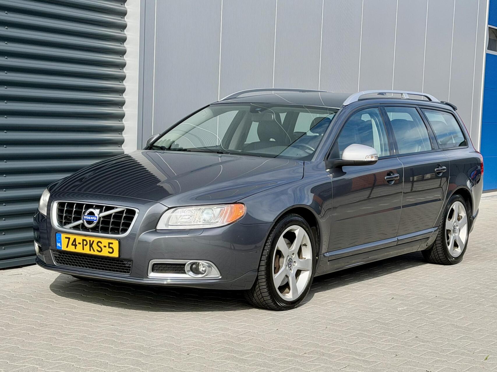 Volvo V70 2.0T Momentum - NL auto - R-design - Nette staat 2011 - voorkant