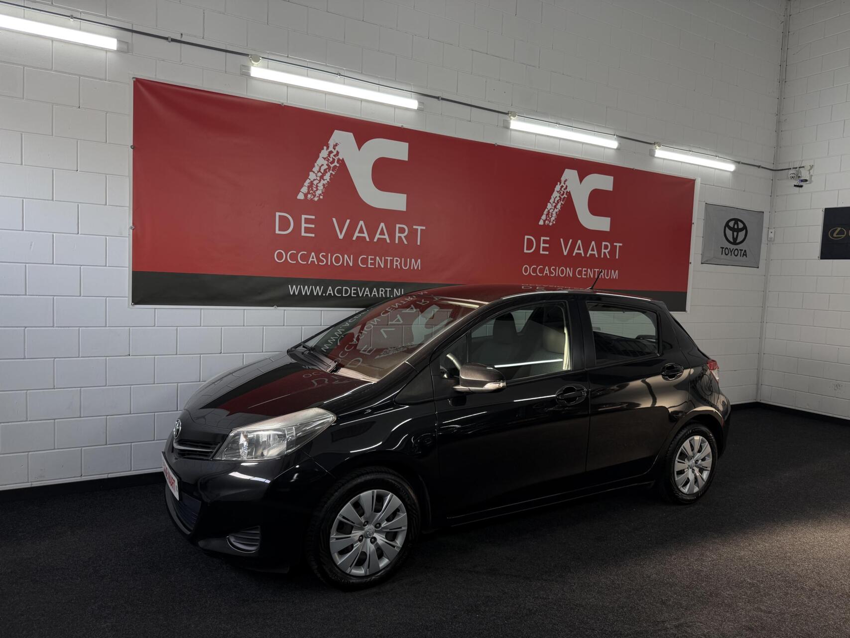 Toyota Toyota Yaris 1.3 VVT-i Aspiration 2012 - voorkant