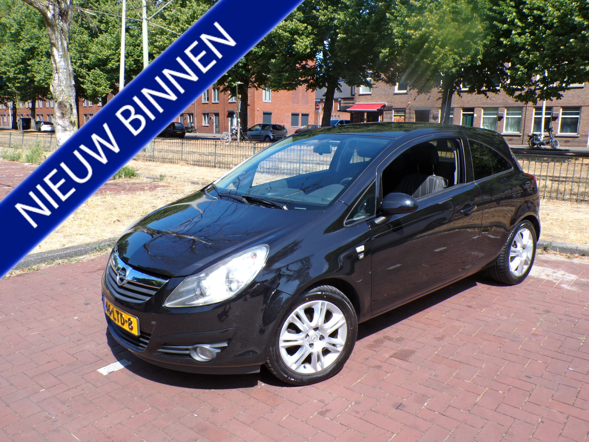 Opel Corsa 1.4-16V '111' Edition 2010 - voorkant