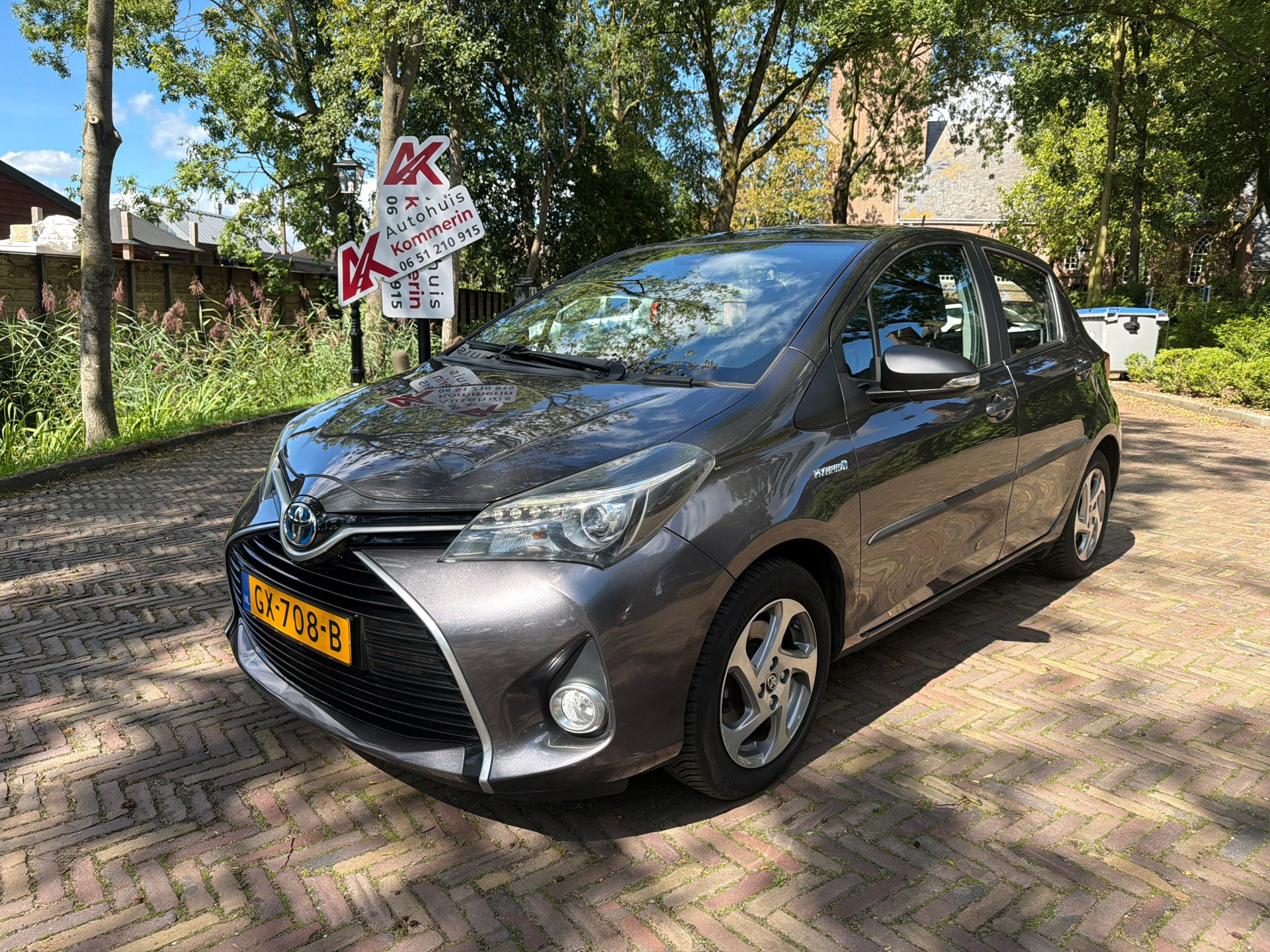 Toyota Toyota Yaris Hybrid 1.5 Hybrid Lease navi/trekhaak. Wij zijn altijd de goedkoopste met de beste Vakgarage BOVAG service. 2015 - voorkant