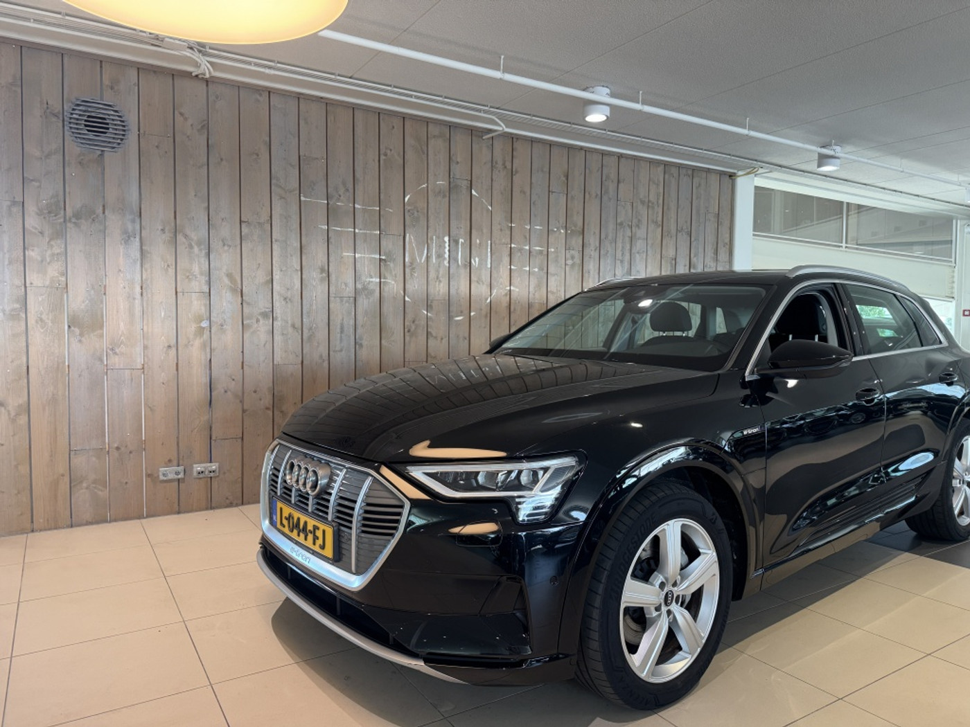 Audi E-tron 55 55 quattro Business edition 95 kWh 2021 - voorkant