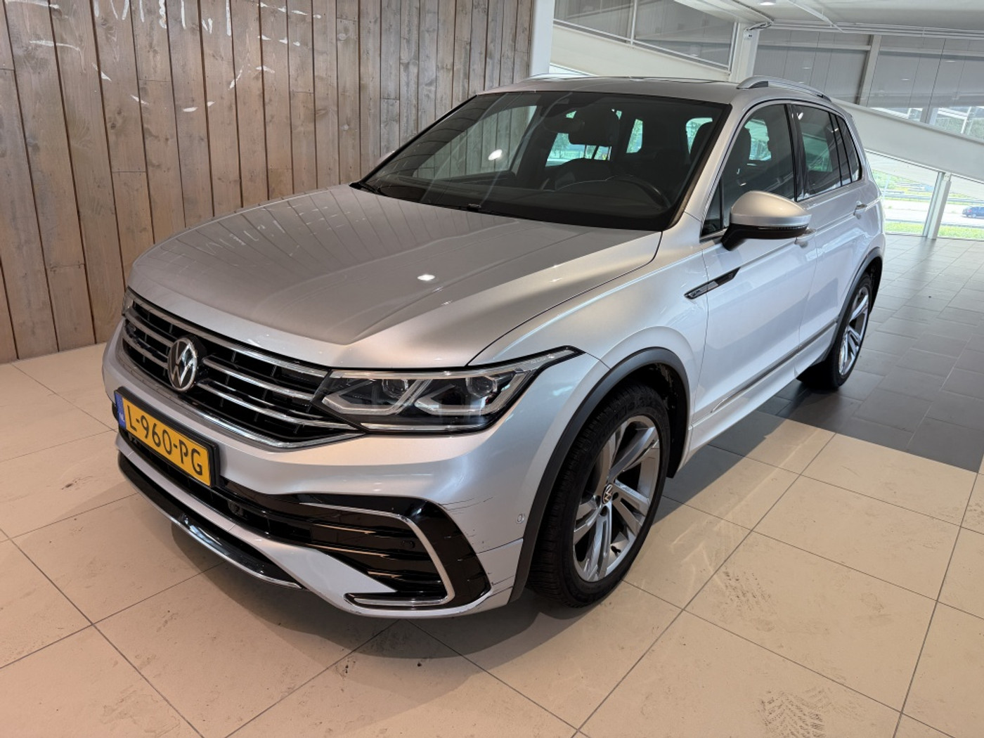 Volkswagen Tiguan 1.5 TSI R-Line Business+ 2021 - voorkant