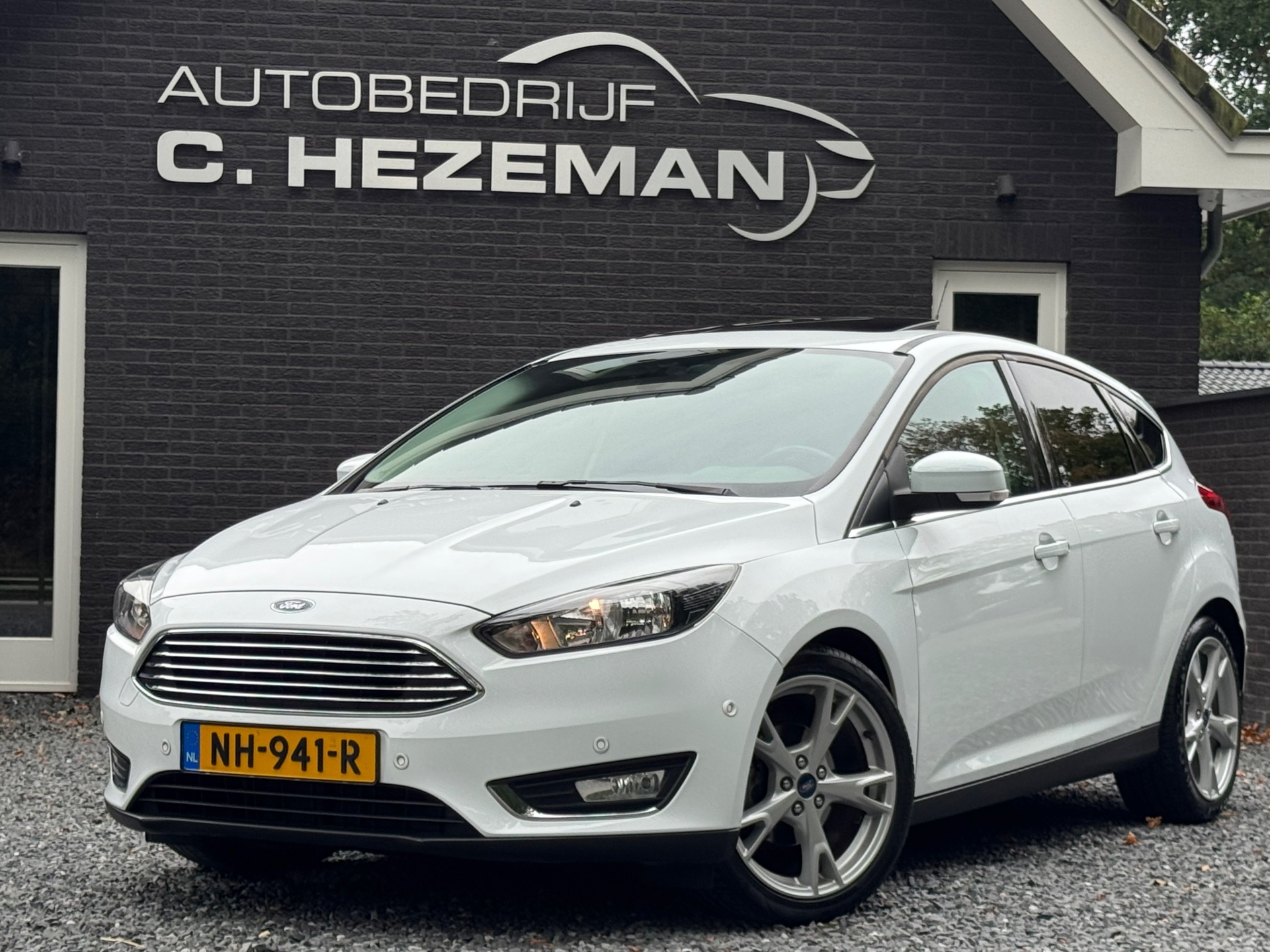 Ford Focus 1.0 Titanium Panoramadak Navigatie Cruise Climate Control stoelverwarming 2017 - voorkant