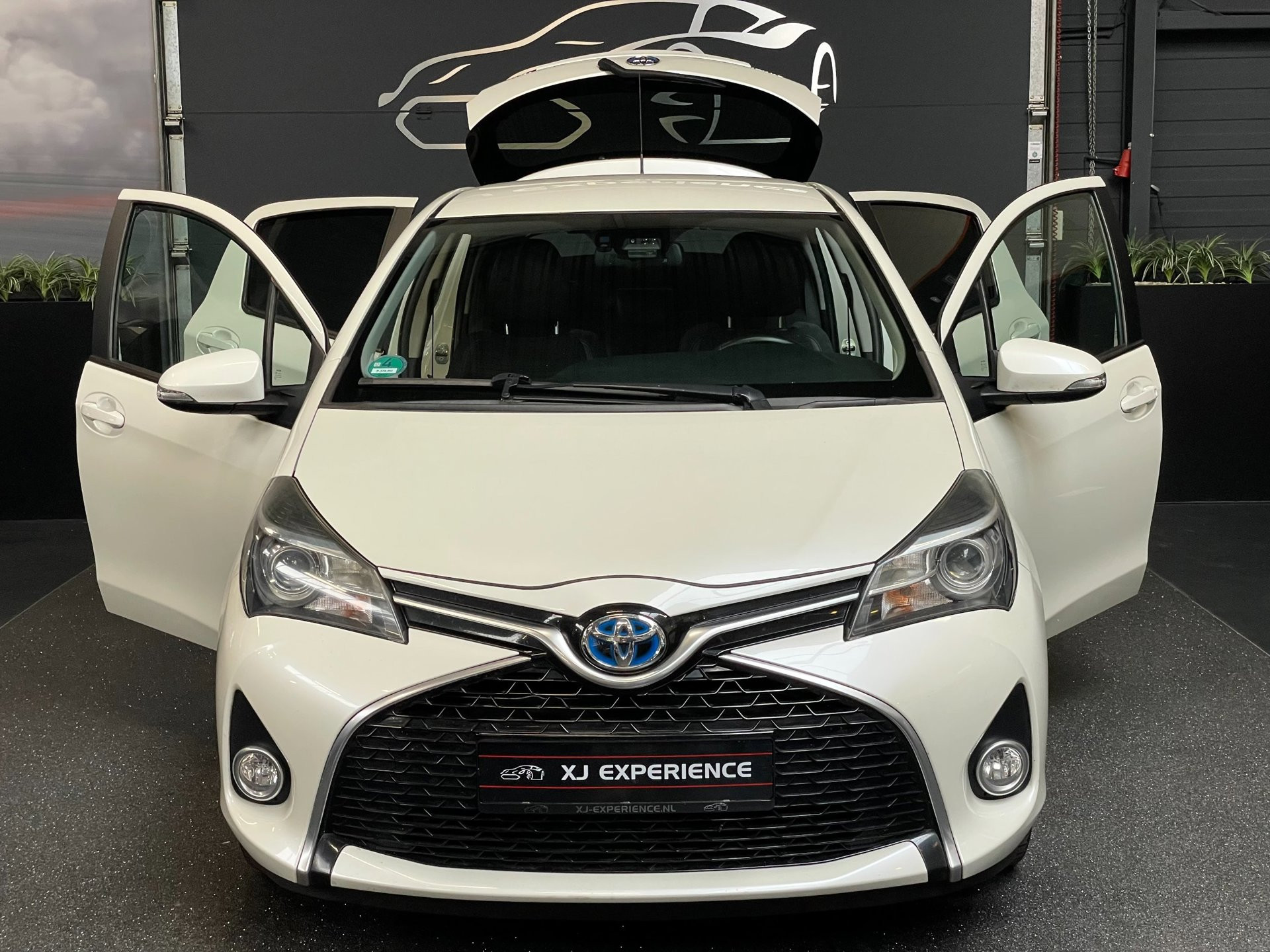 Toyota Toyota Yaris Hybrid 1.5 Hybrid Dynamic Bi-Tone NAVI 2016 - voorkant