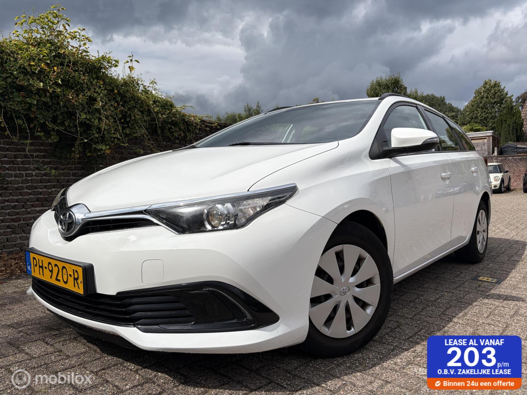 Toyota Toyota Auris 1.3 Now Navigatie / Climate control / 89.000km! 2017 - voorkant