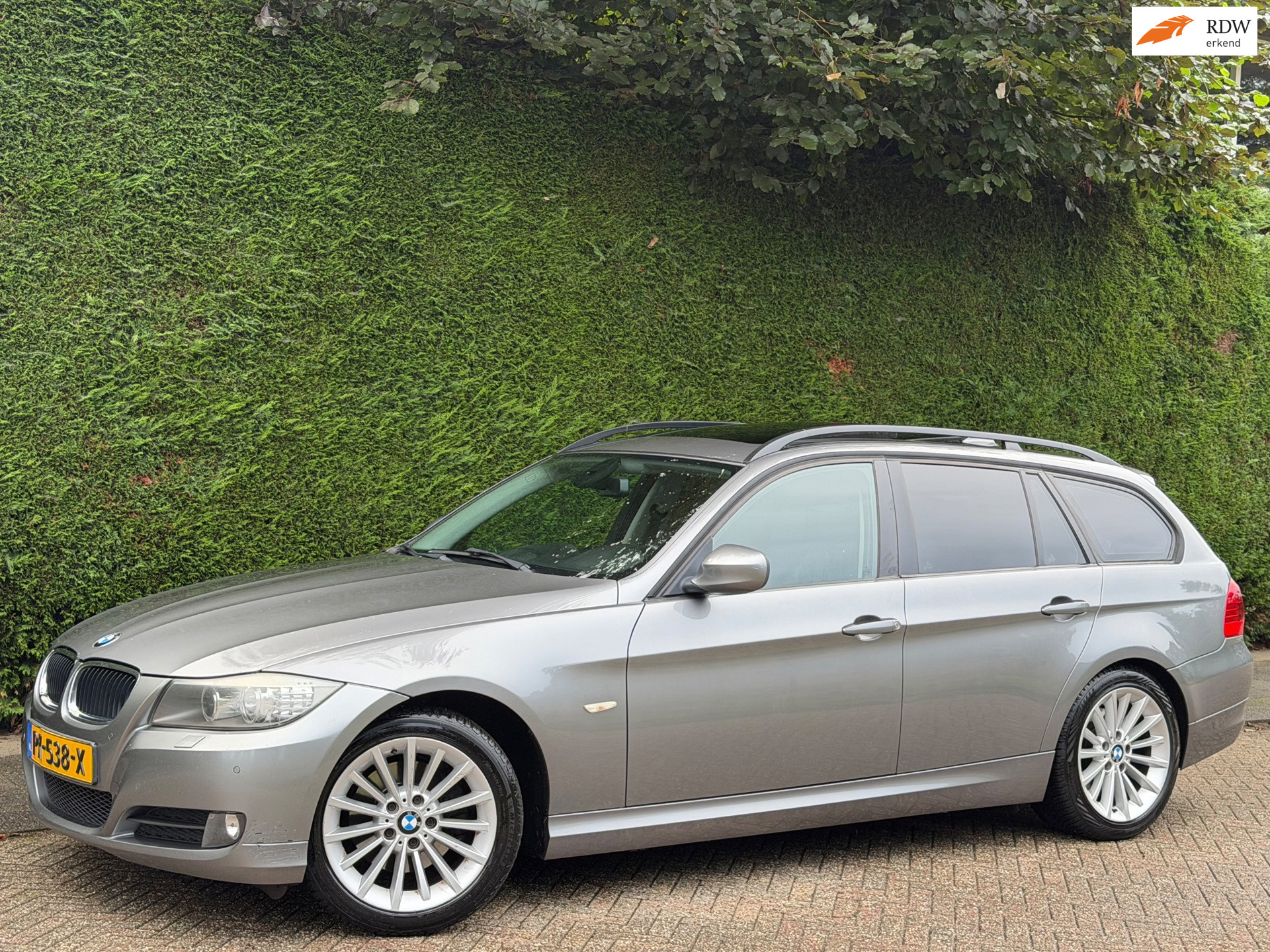 BMW 3er Reihe 320i RIJDSUPER!/XENON/PANO/NAVI/APK11-26 2009 - voorkant