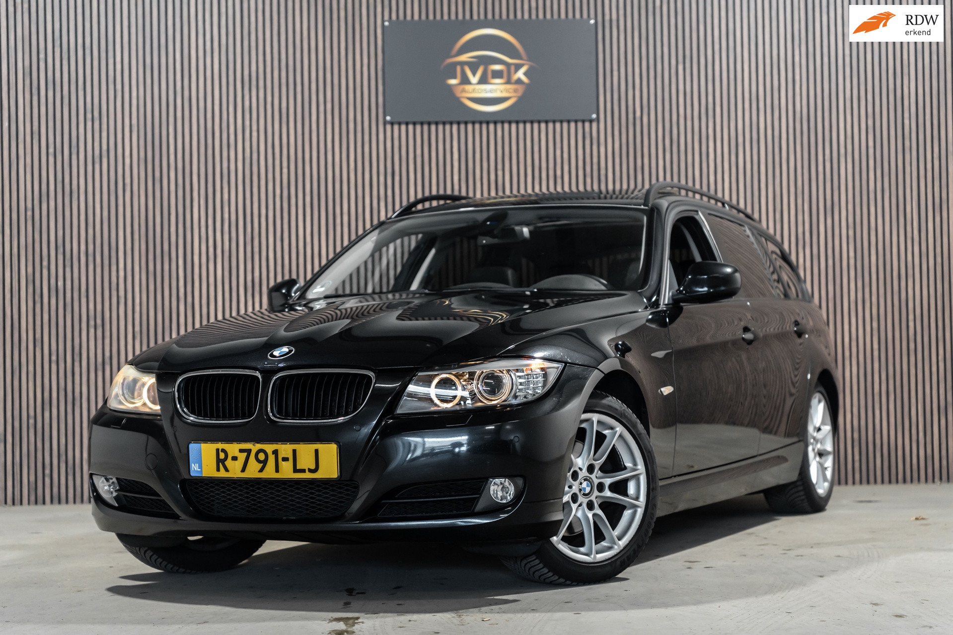 BMW 3er Reihe 320i Pano Navi PDC Cruise Stoelverwarming 2009 - voorkant
