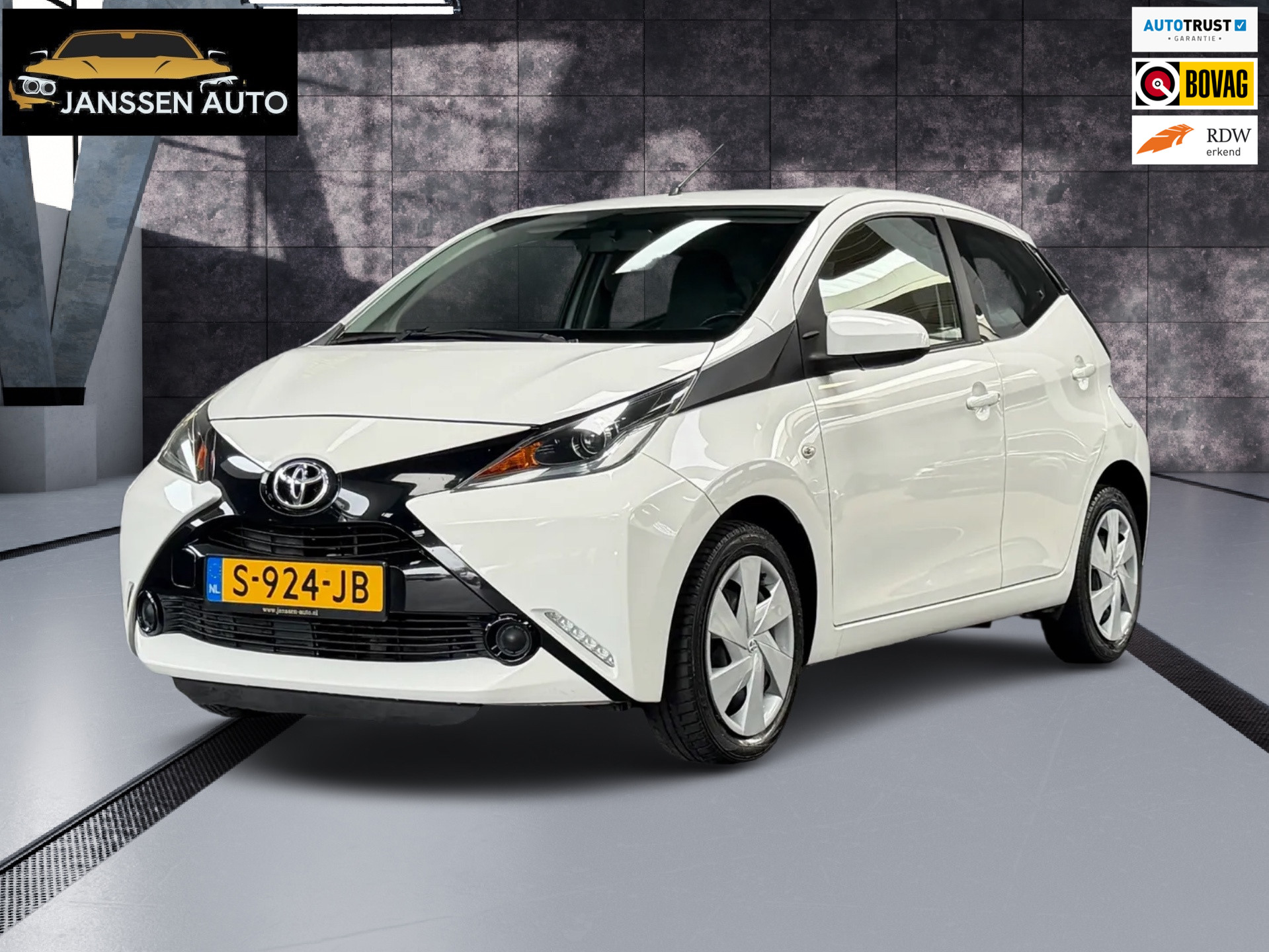 Toyota Toyota Aygo 1.0 VVT-i x-play | Cruise | Bleuthooth | Airco | zeer nette auto 2015 - voorkant