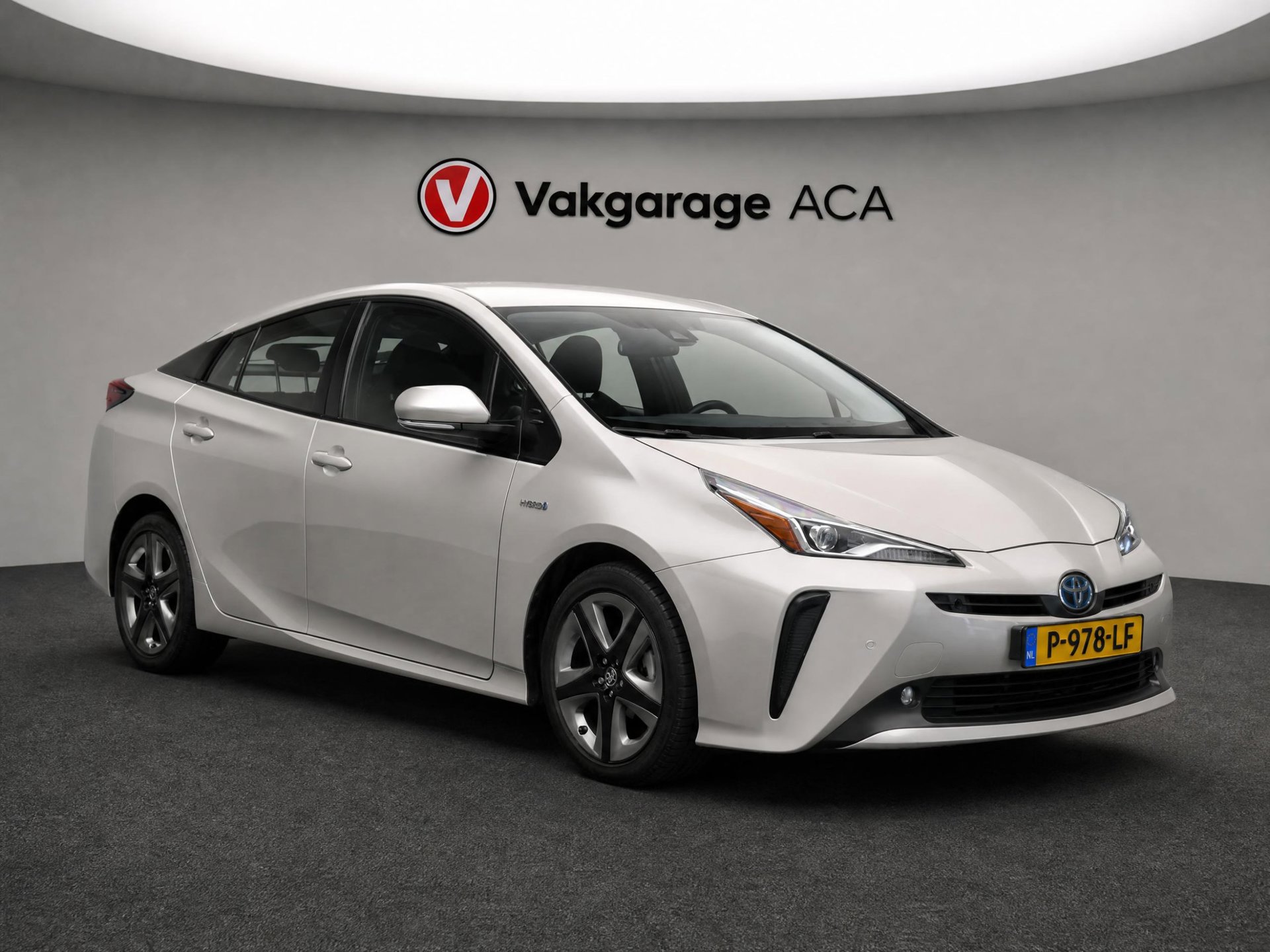 Toyota Toyota Prius 1.8 Dynamic // NAVI // CAMERA // ADAPTIVE CRUISE // KEYLESS // HEAD-UP // 2019 - voorkant