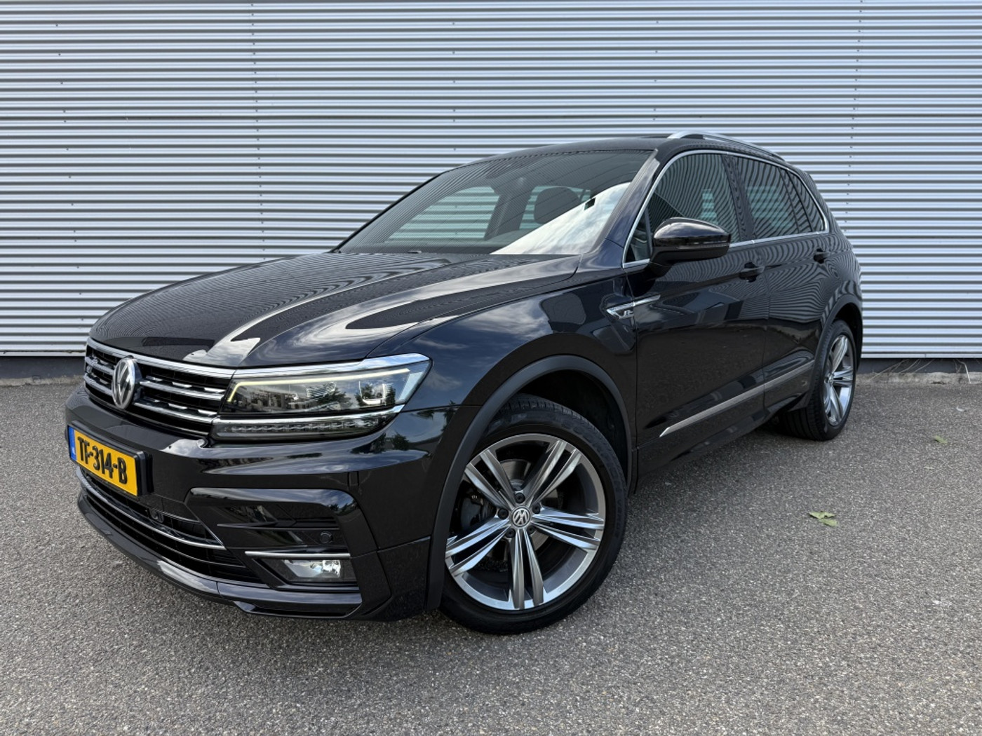 Volkswagen Tiguan 1.4 TSI 4-Motion R-line NAP BTW Pano Virtual C. Camera 1e eigena 2018 - voorkant
