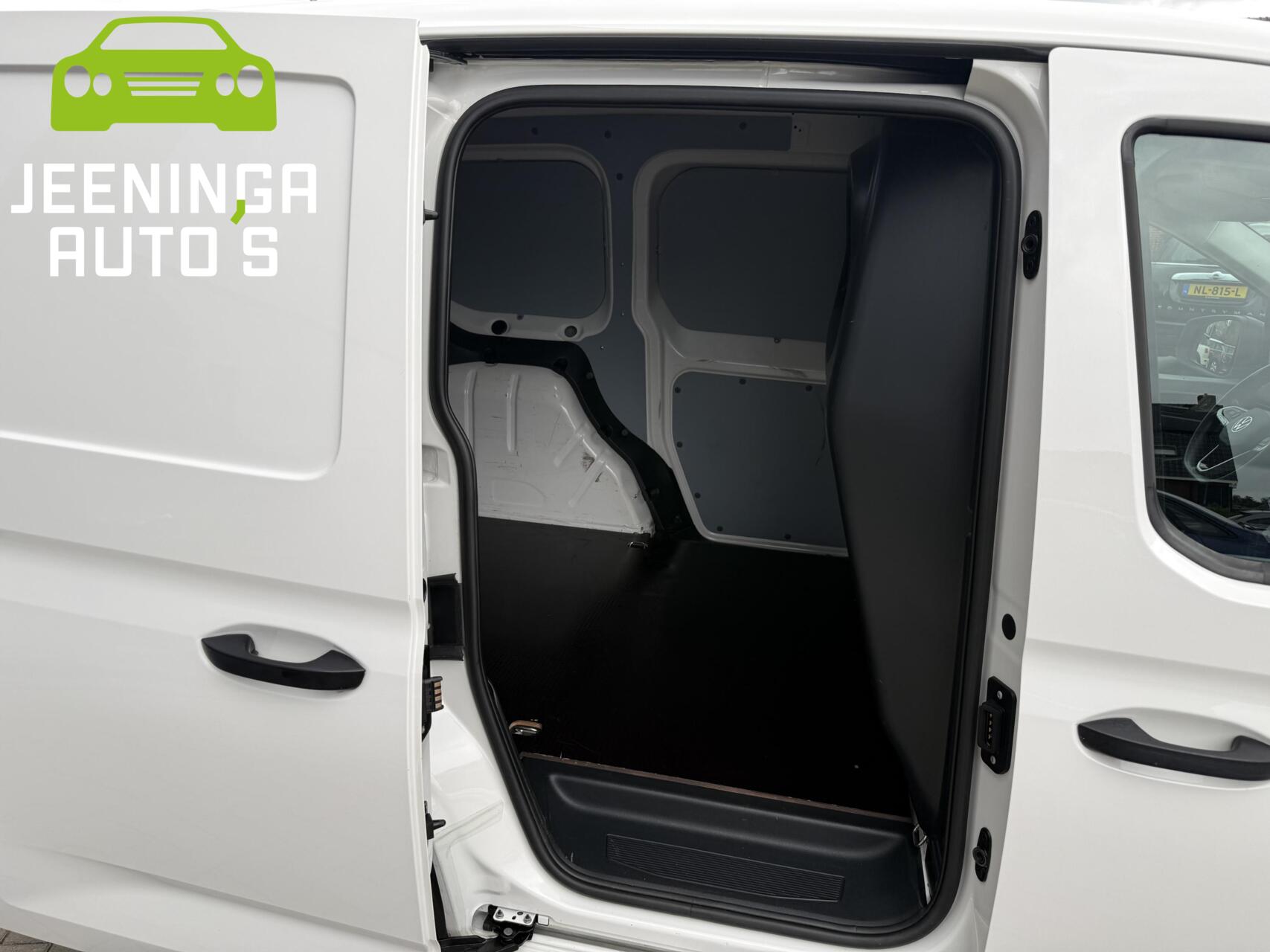 Foto van Volkswagen Caddy Modified Partition Wall