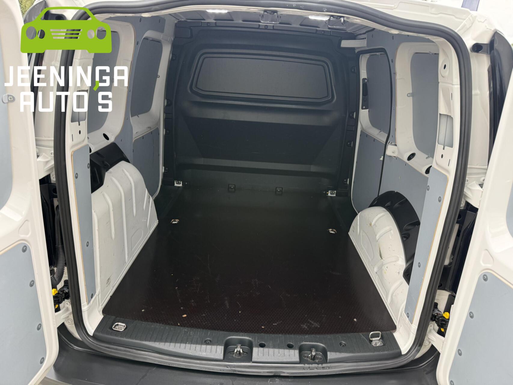 Foto van Volkswagen Caddy Modified Partition Wall