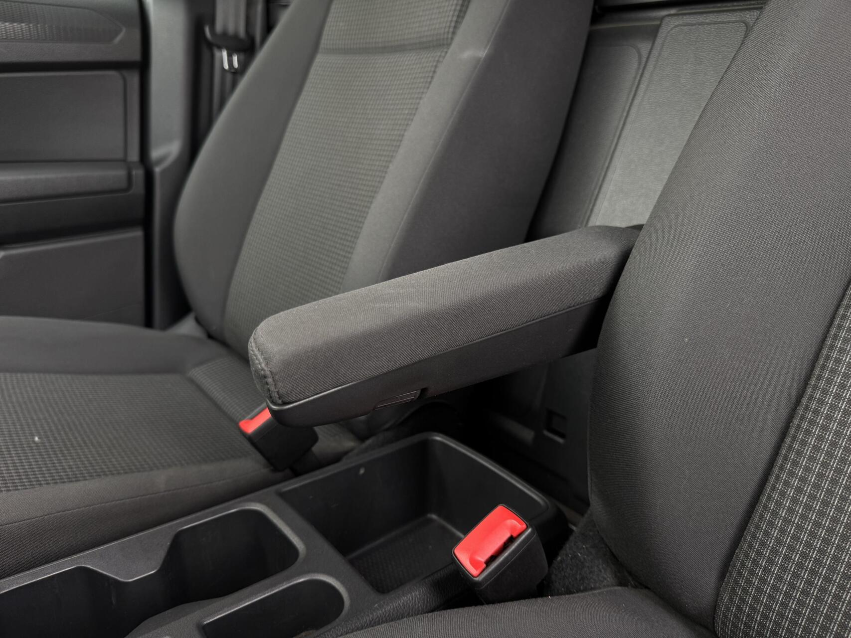 Foto van Volkswagen Caddy Modified Partition Wall