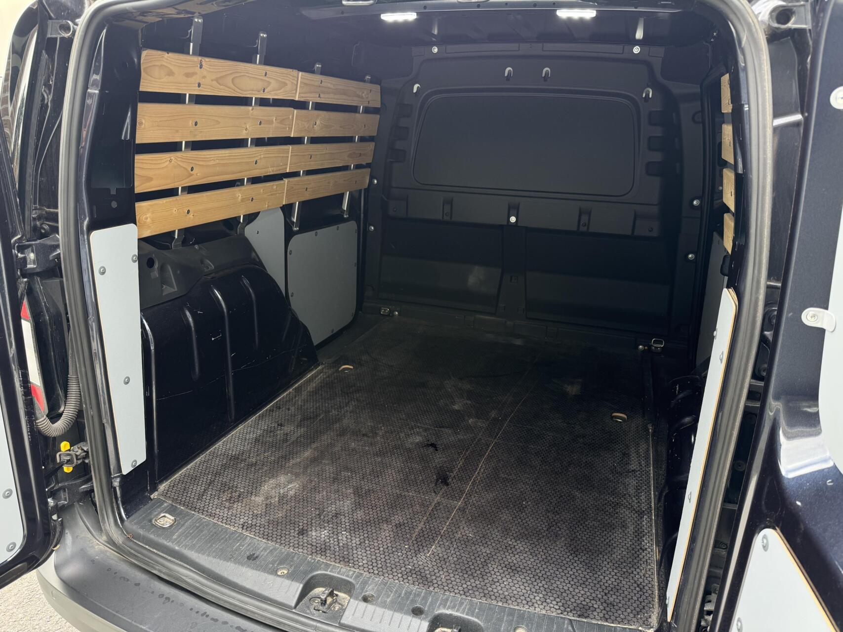 Foto van Volkswagen Caddy Modified Partition Wall