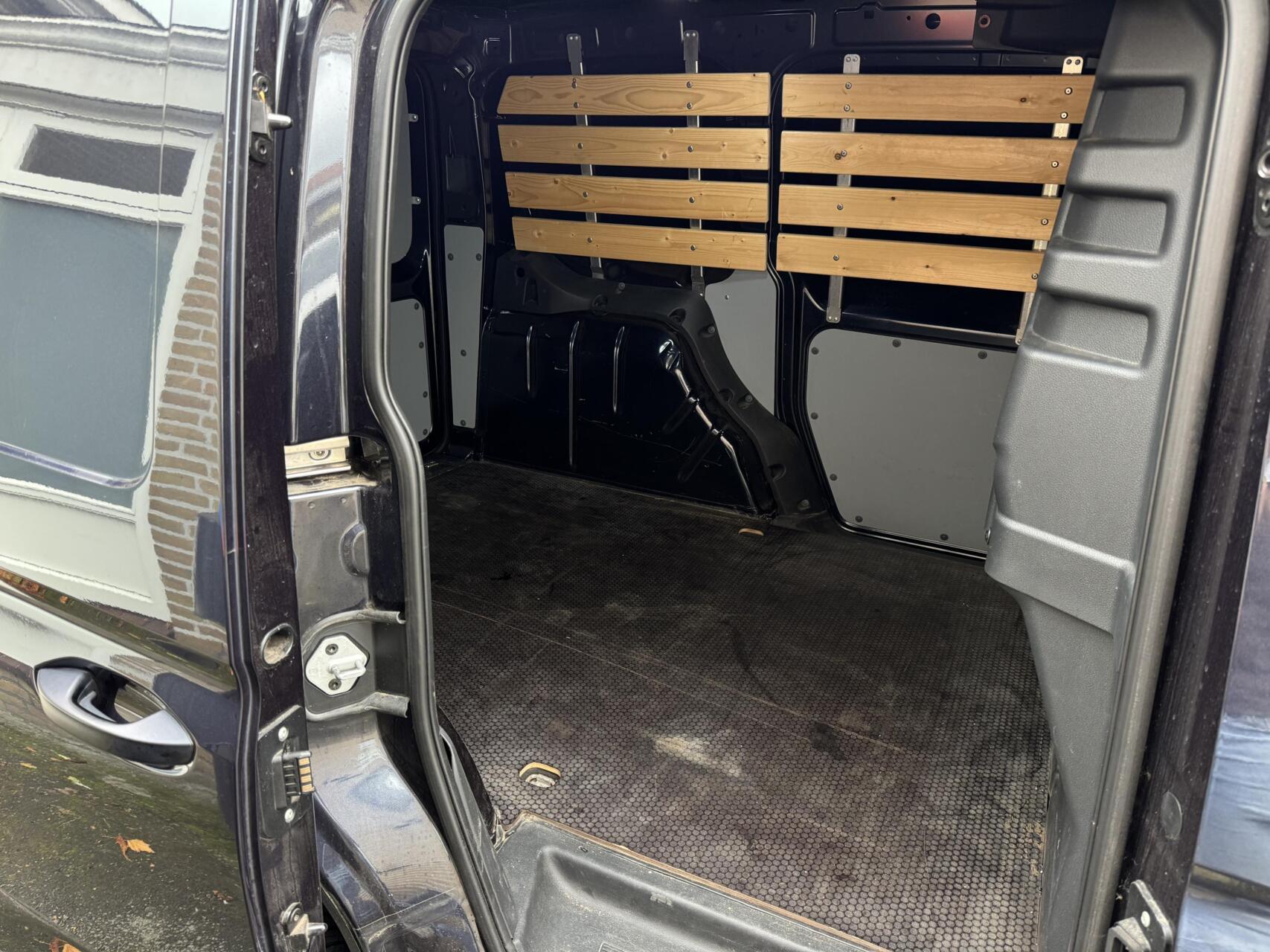 Foto van Volkswagen Caddy Modified Partition Wall